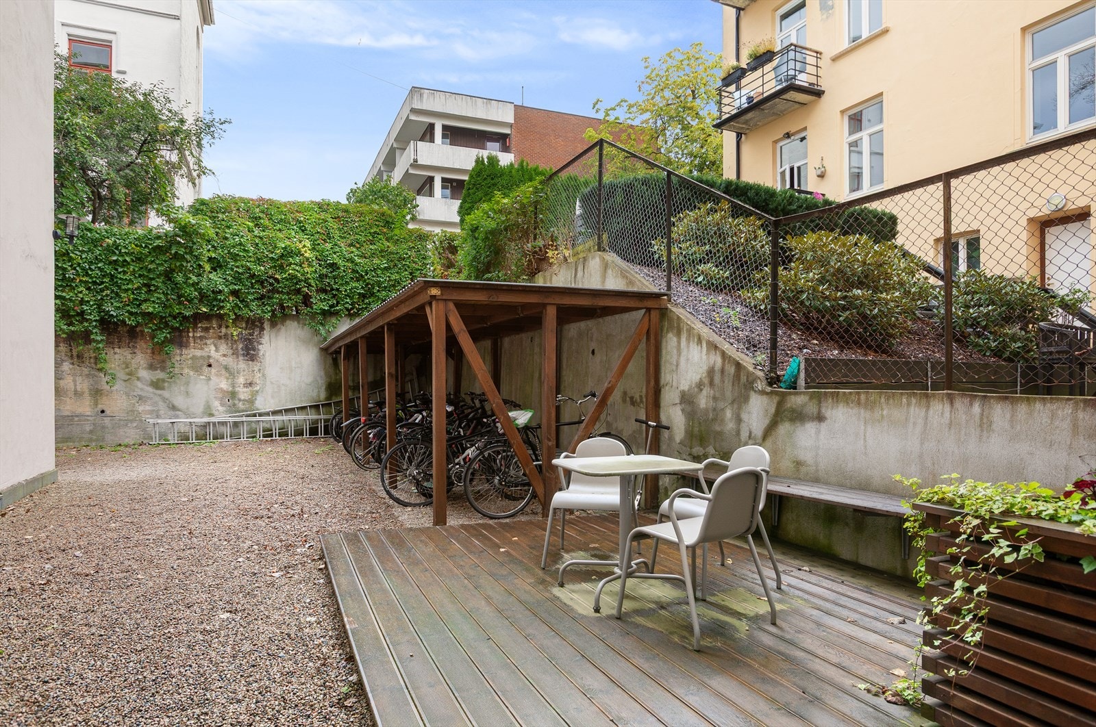 Indre bakgård med felles sykkelparkering Galleribilde