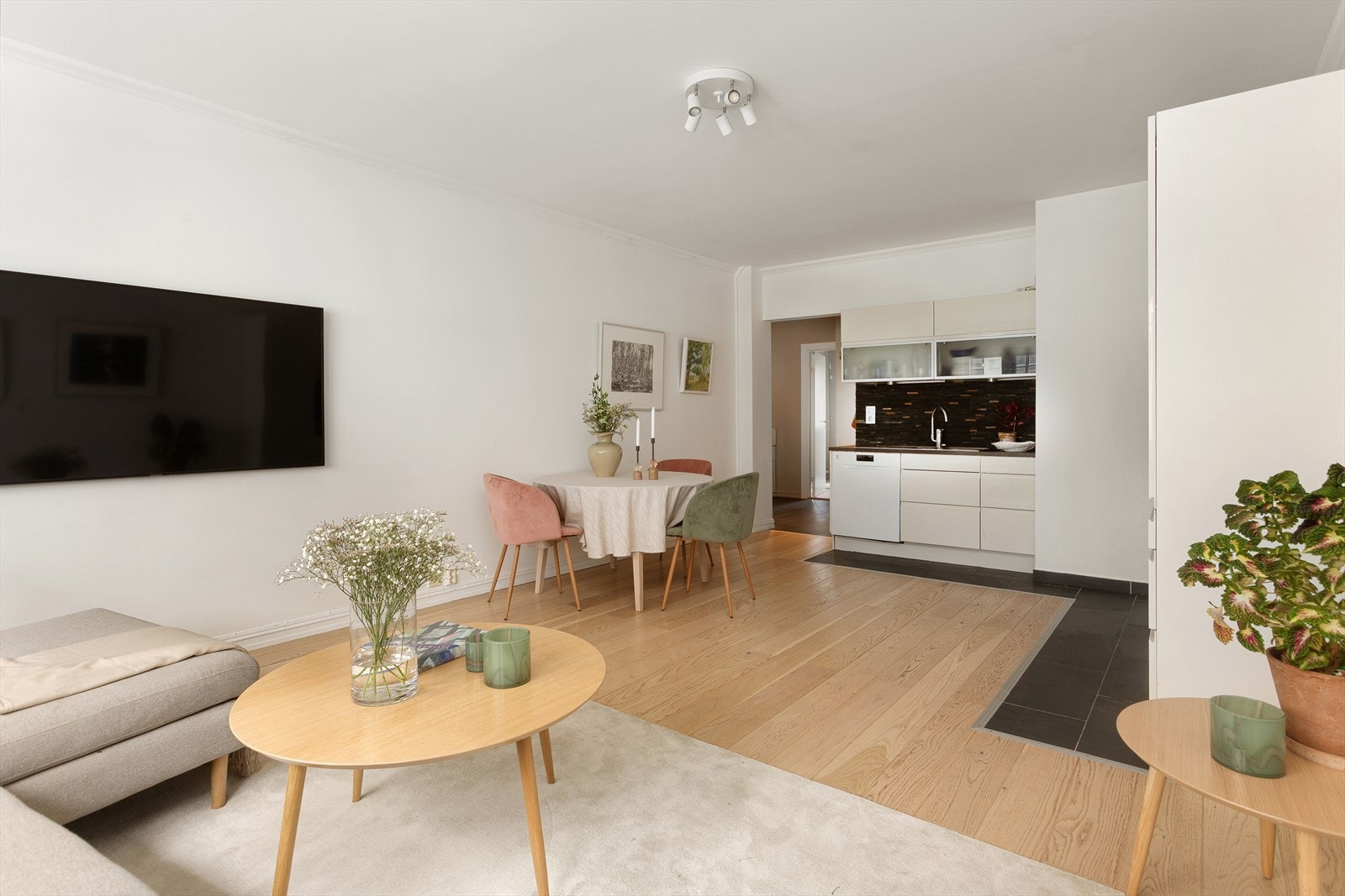 Leiligheten har et stort oppholdsrom i tillegg til 3 store soverom og 2 fulle bad Galleribilde