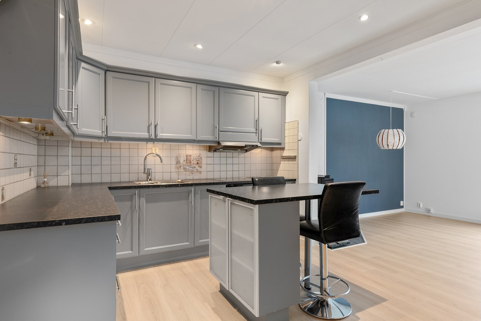 Praktisk kjøkken med sitteplass og open løysing mot stove. Galleribilde