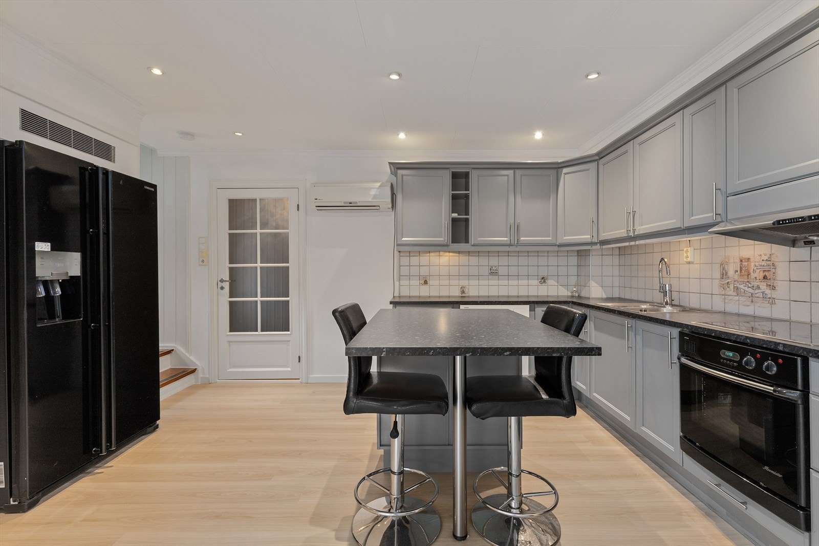 Velkomen inn - Moderne kjøkken med profilerte frontar og benkeplate i laminat. Galleribilde