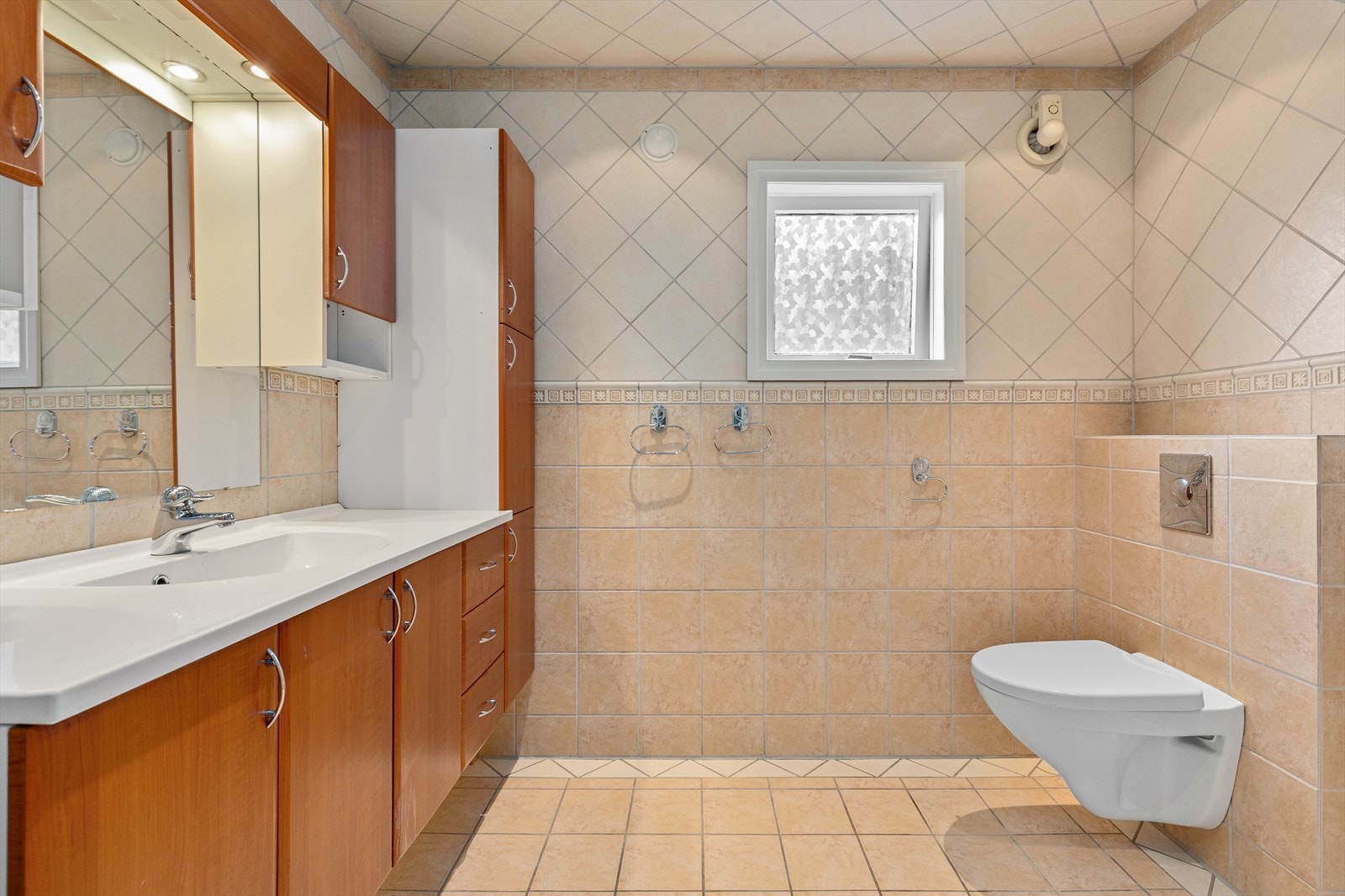 Bad med flislagt golv, veggar og himling. Galleribilde