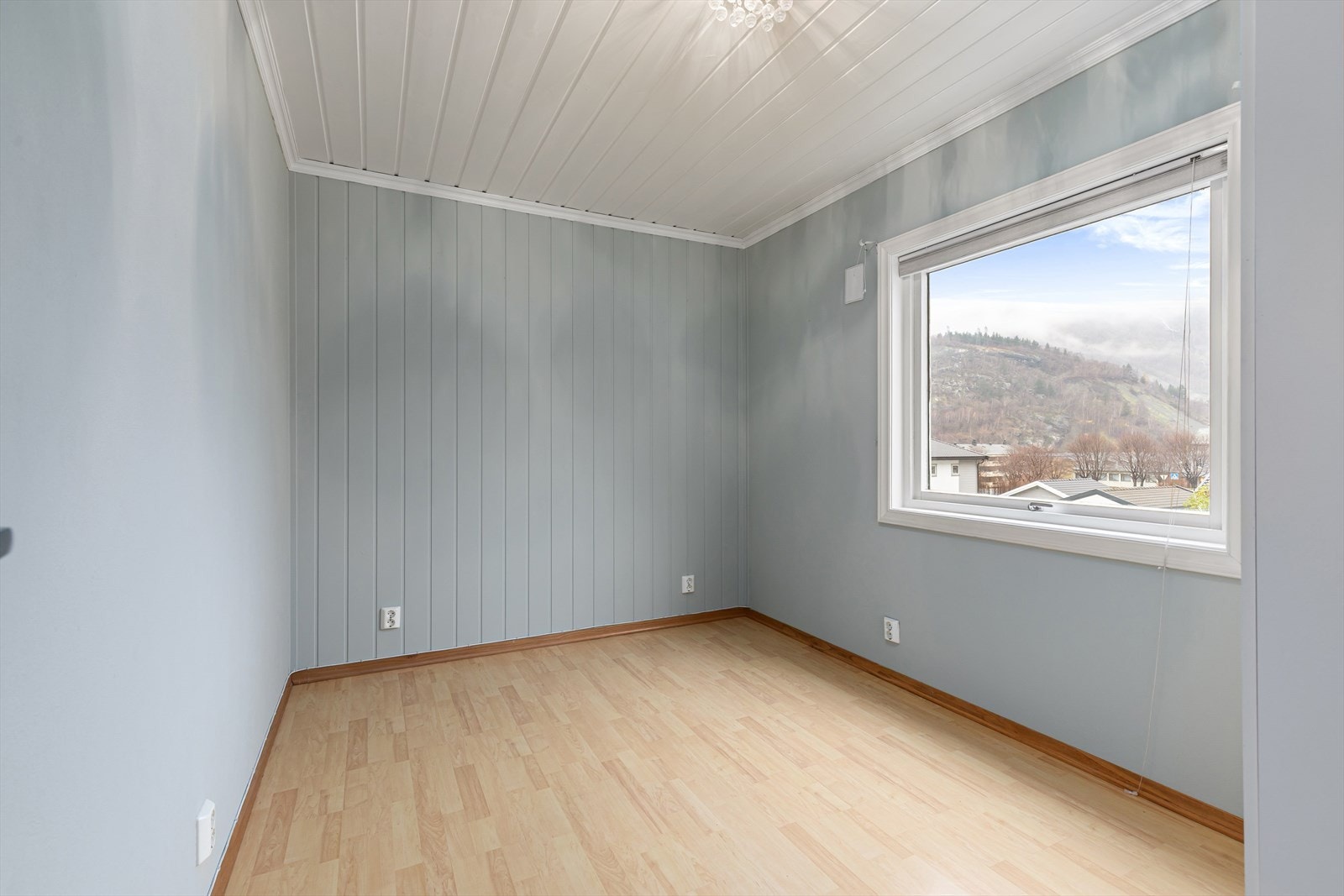 Soverom med plass til seng og garderobe. Galleribilde