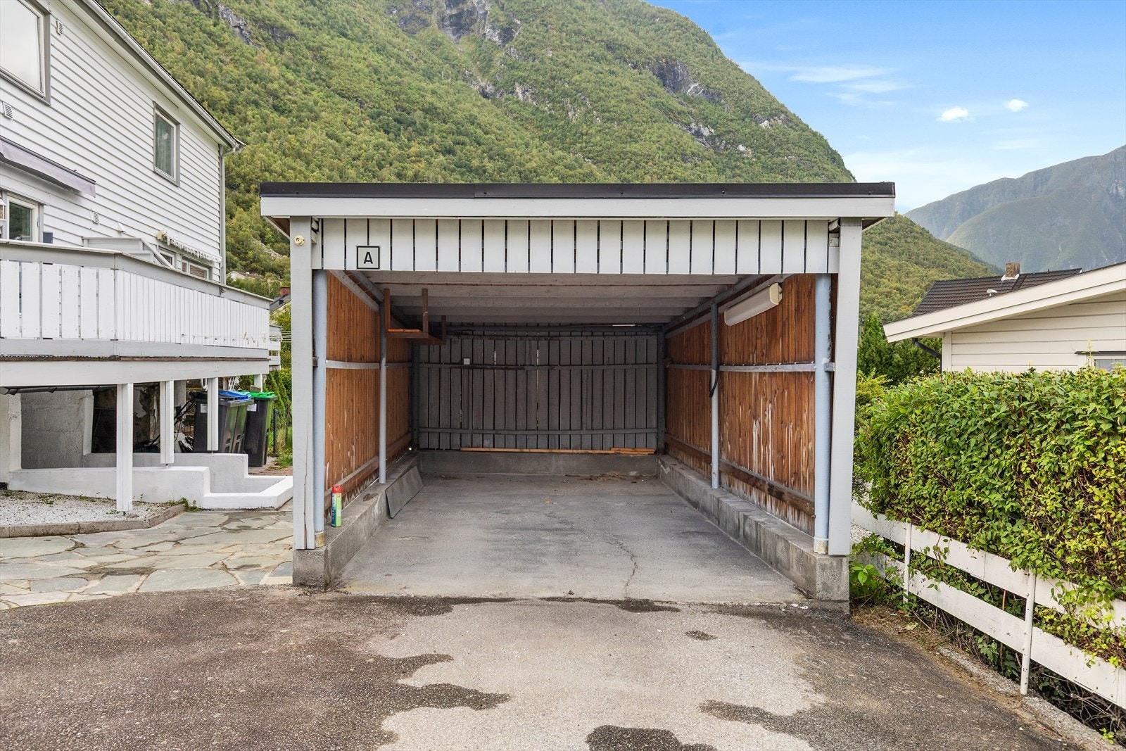 Carport med plass til bil og oppbevaring i bakkant. Galleribilde