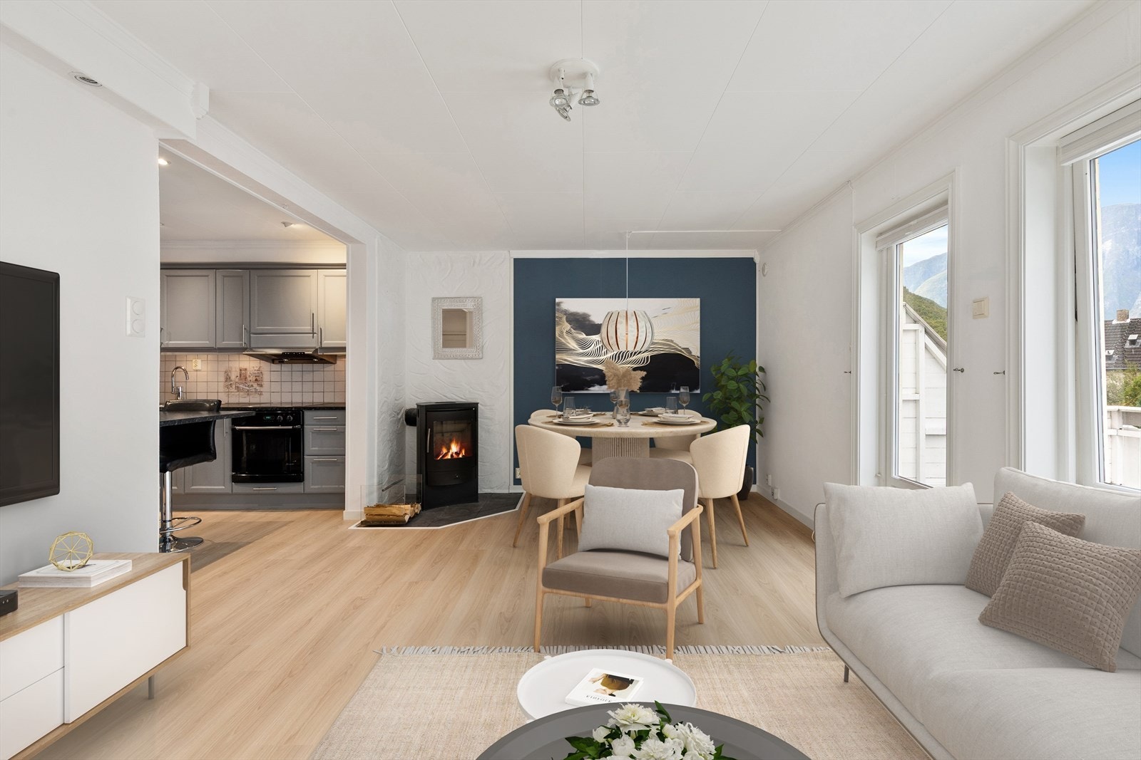 Størrelsen på rommet gjer det lett å innrede på ynskjeleg vis med både sofagruppe og tv-møblement. Galleribilde