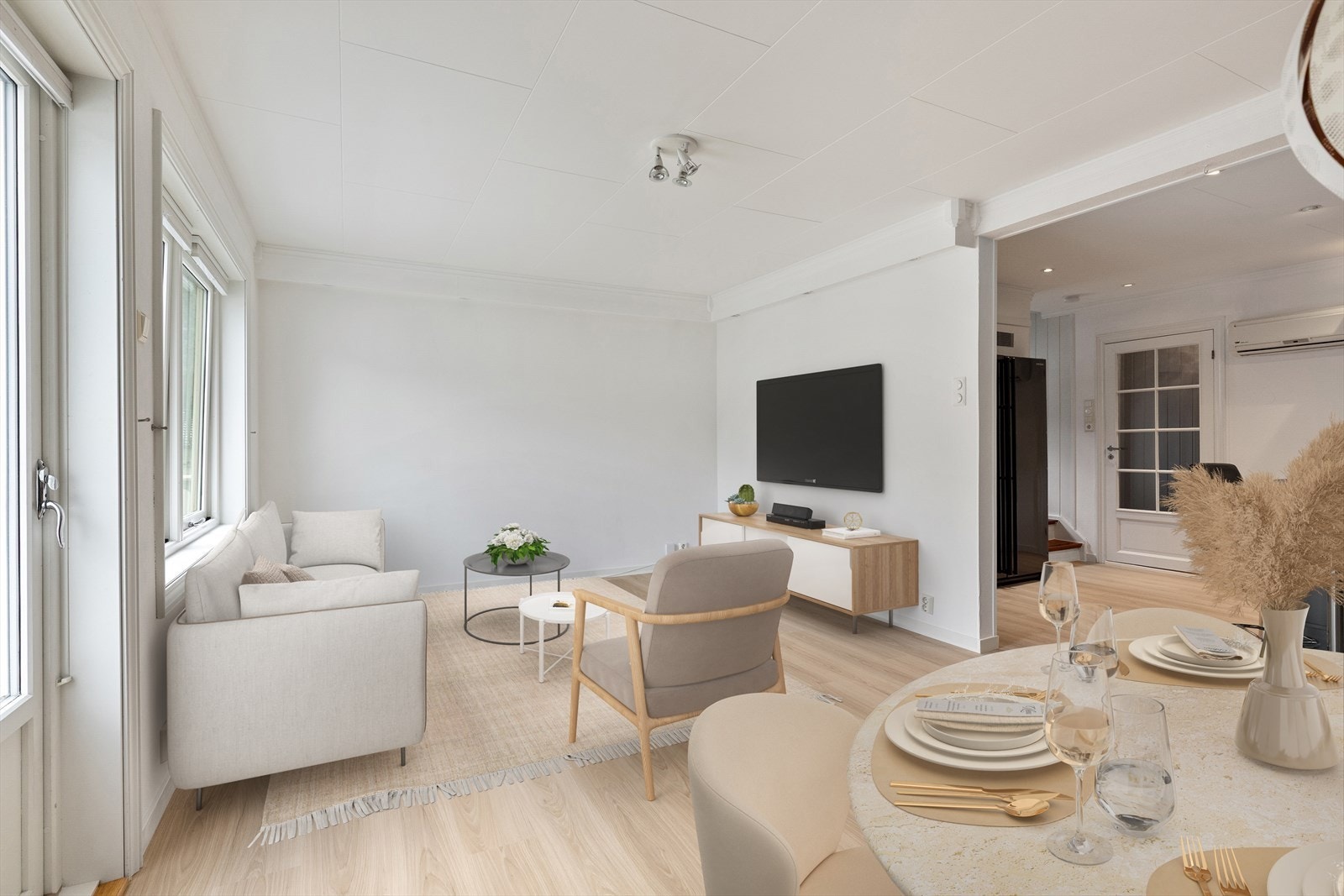 I stova har ein også store vindaugsflater som slepp inn godt med naturleg lys, i tillegg til utgang mot terrasse. Galleribilde