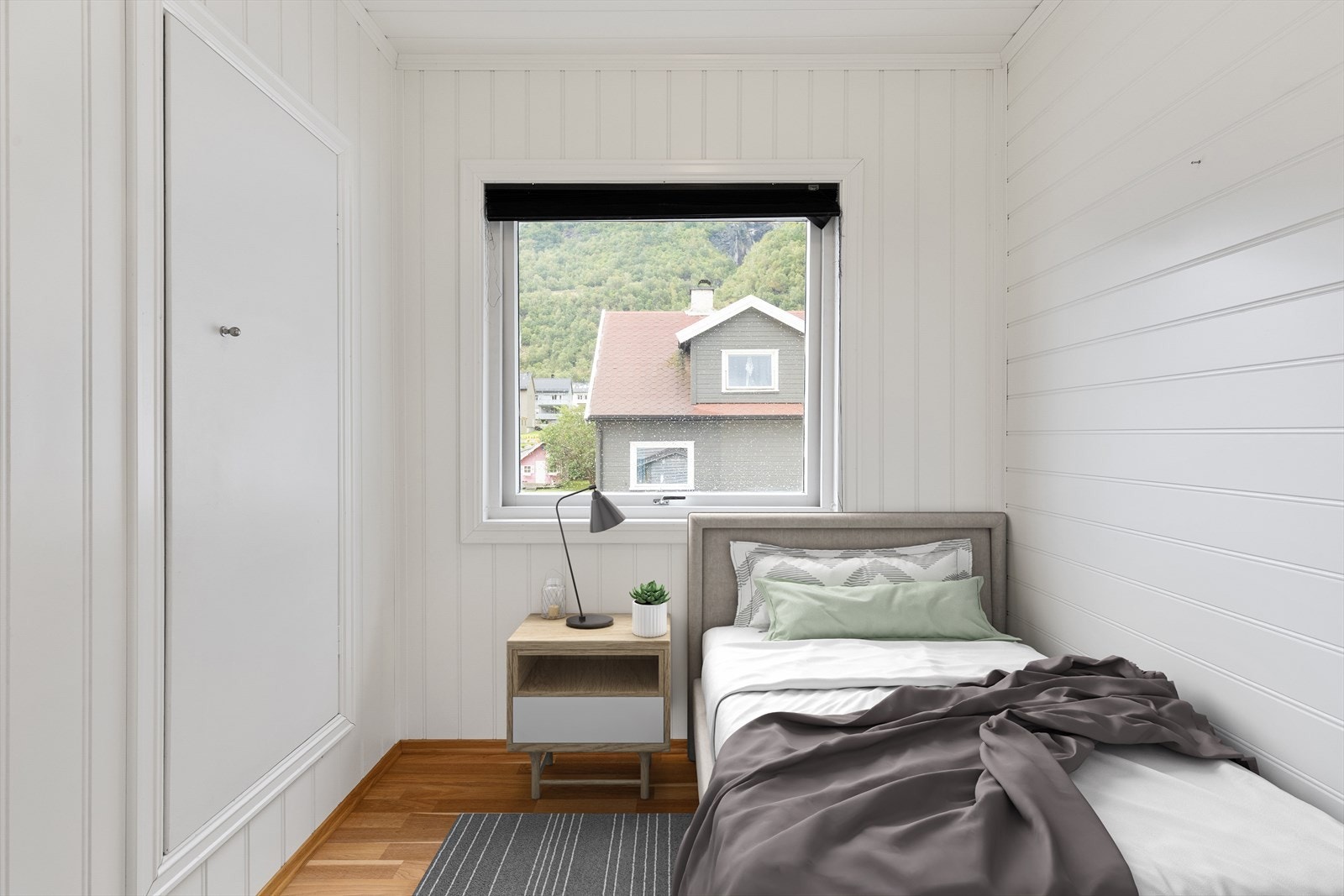 Soverom av grei størrelse som kan nyttast som barnerom eller kontor. Det er også tilkomst til innreda loft (ikkje godkjent til varig opphald). Galleribilde