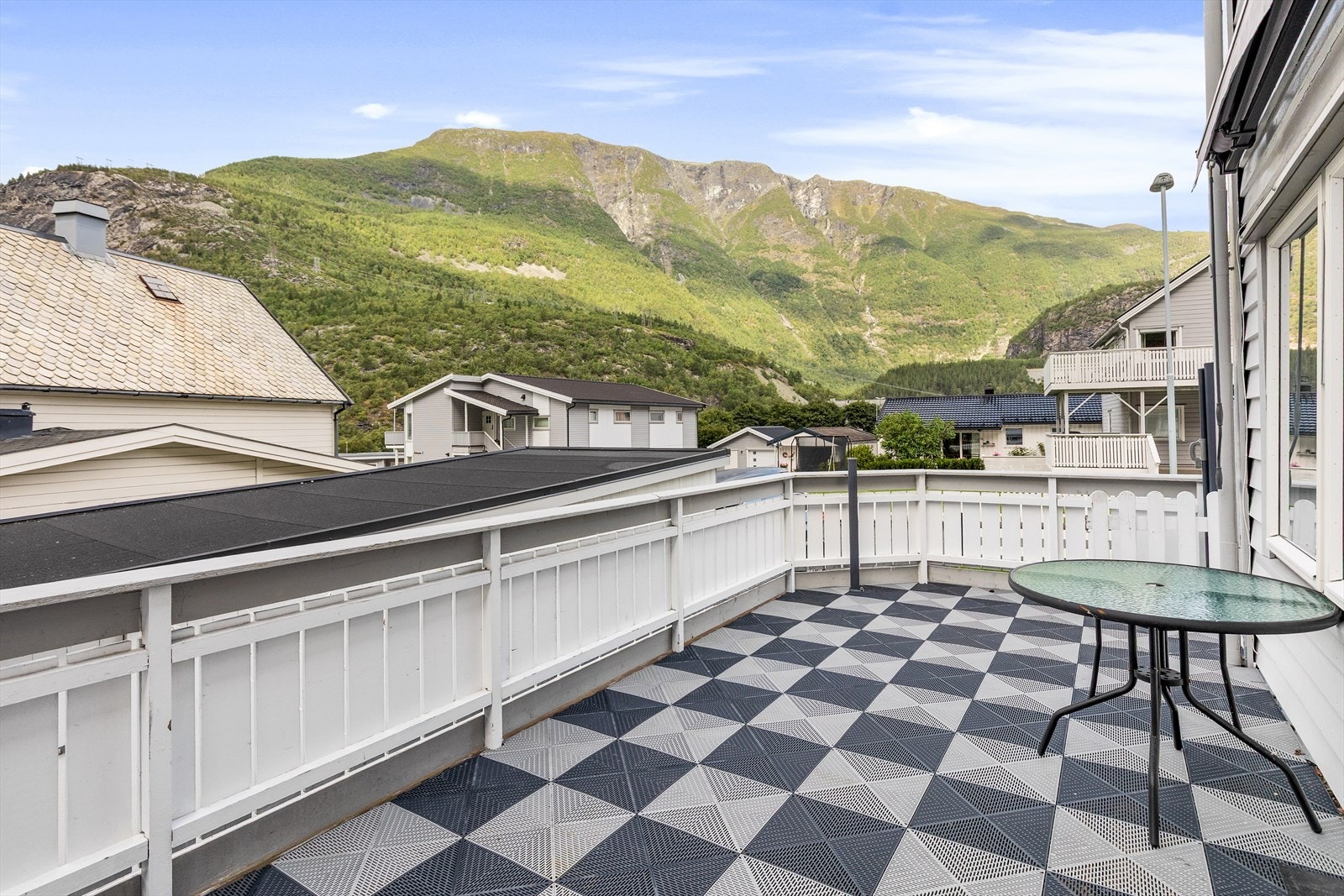 Stor altan med plass til sittegruppe og grill. Galleribilde