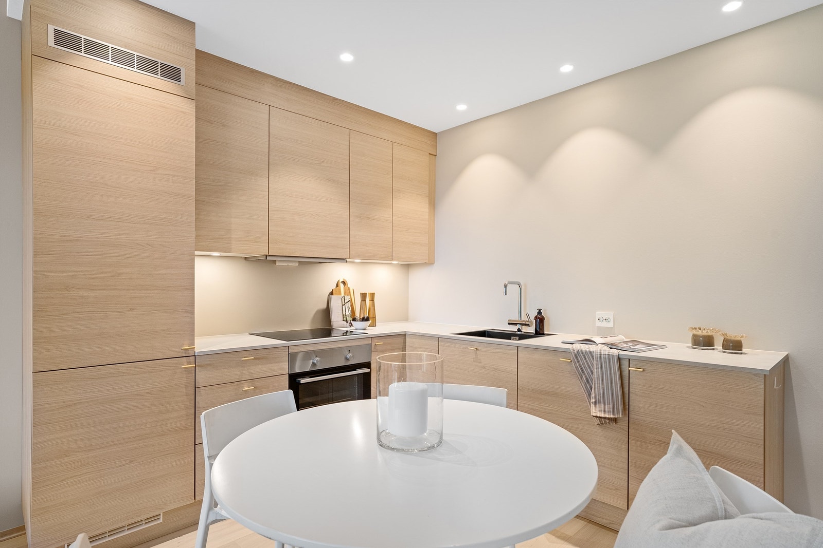 Innholdsrikt Strai kjøkken som er godt utnyttet med skap- og benkeplass. Integrere hvitevarer som kjøleskap/frys, stekeovn, koketopp og oppvaskmaskin medfølger. Galleribilde