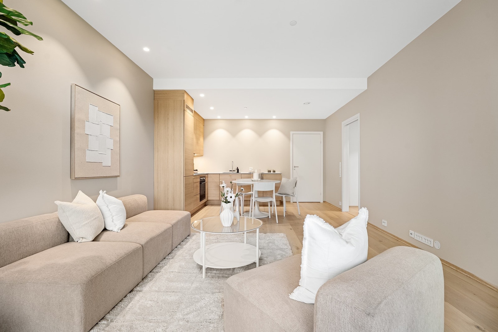 Åpen kjøkken/stue løsning med gode møblleringsmuligheter til både sofagruppe, spisegruppe og tv-seksjon. Galleribilde