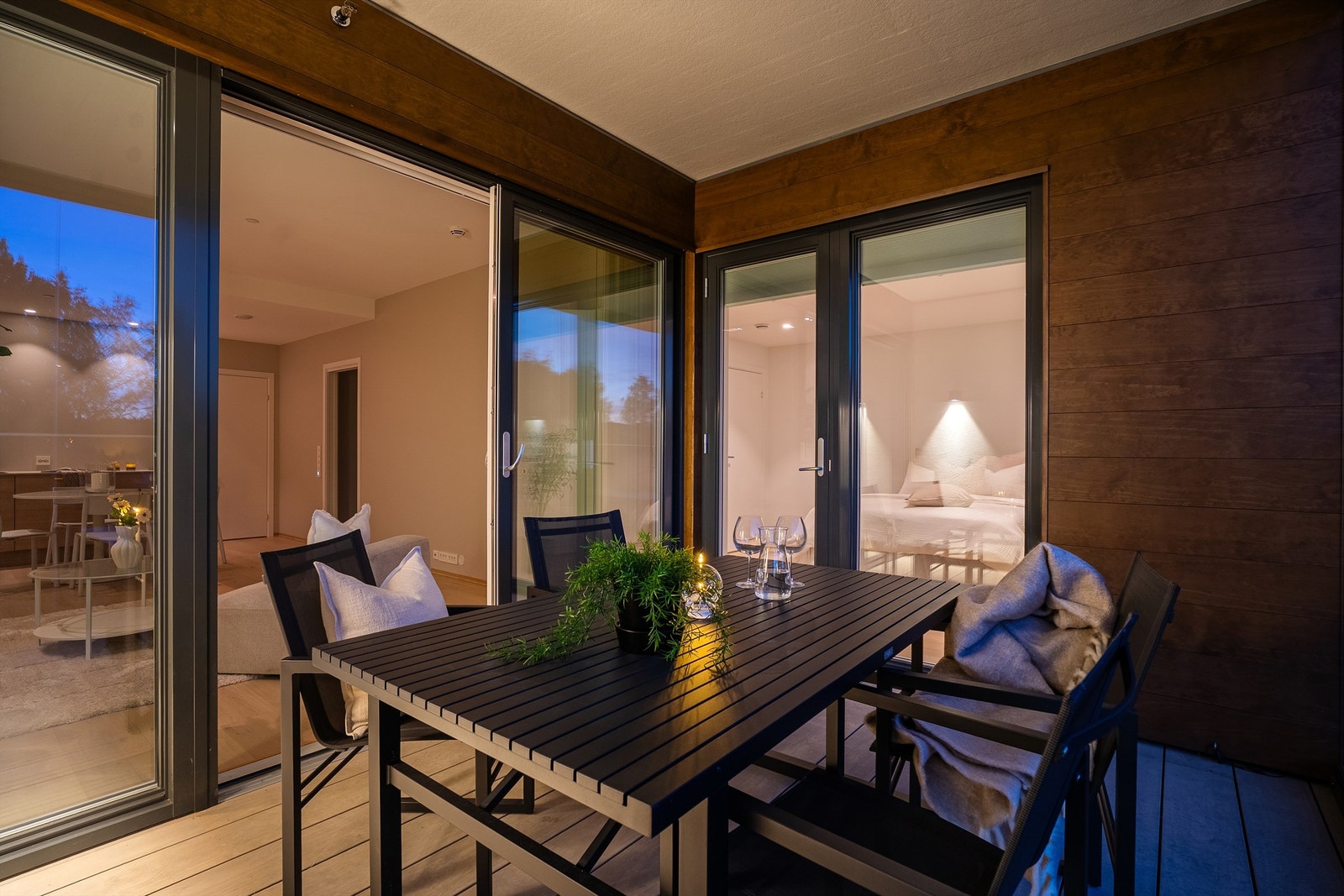 Balkongen gir en lun uteplass som også kan benyttes utover høsten. Galleribilde