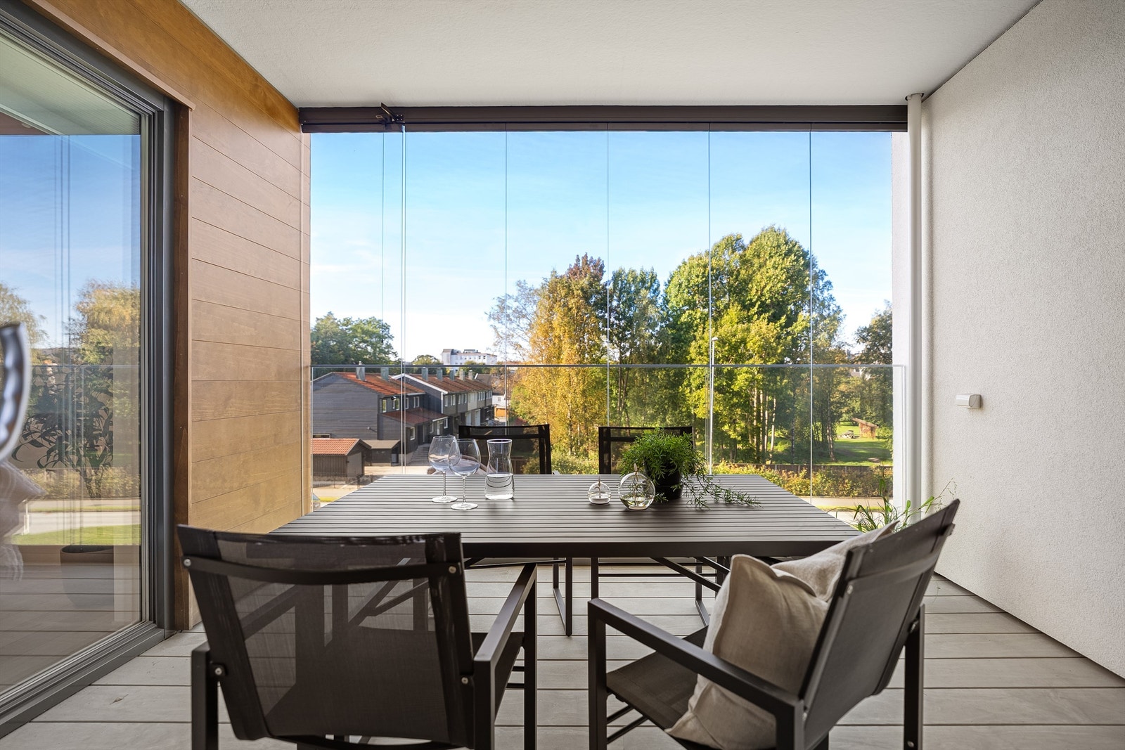 Balkongen kan by på flotte solforhold. Her er det også mulighet for å åpne innglassingen på solfylte dager. Galleribilde