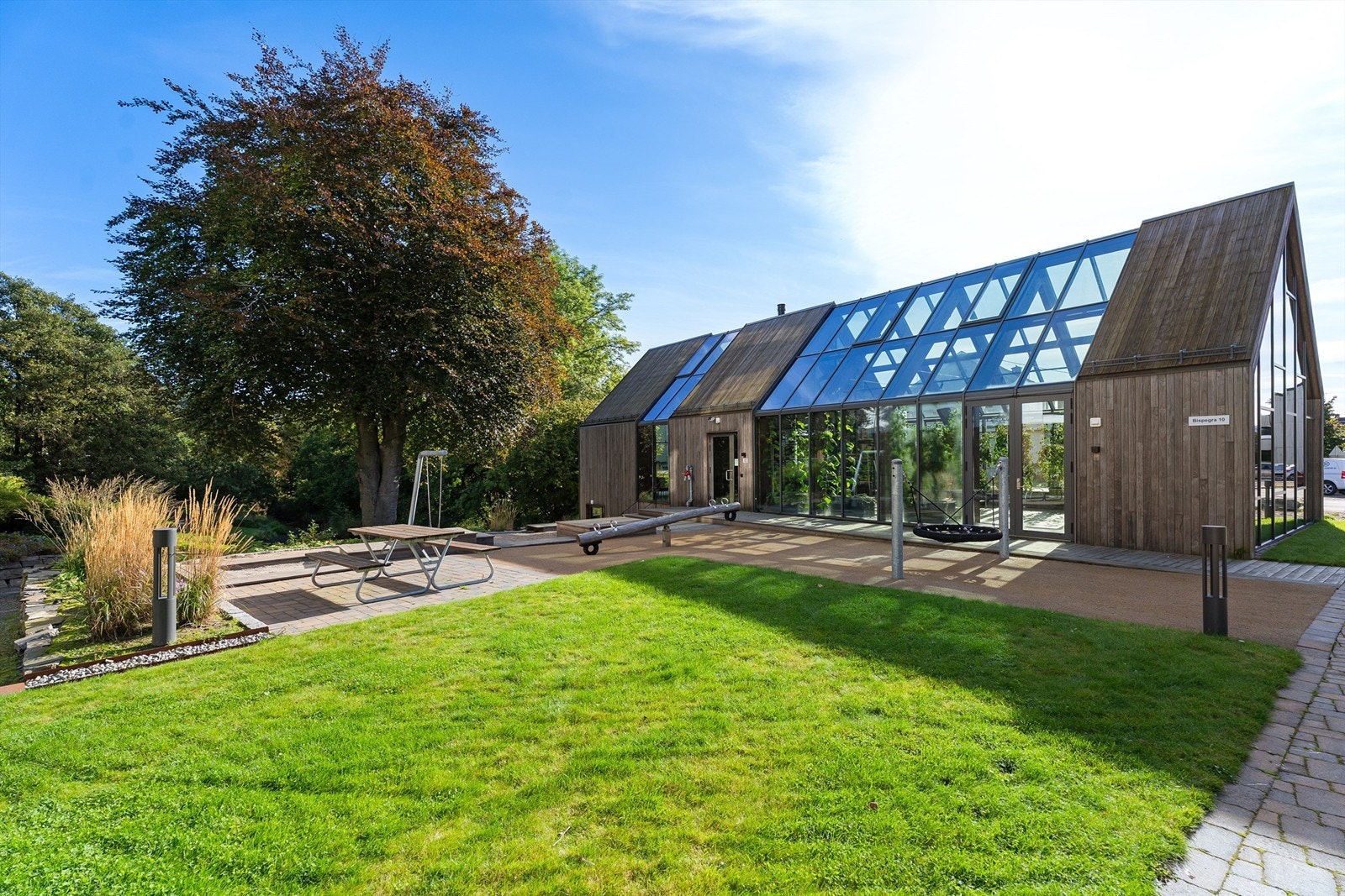 Felles uteområde med lekeplass. Det medfølger også mulighet for å benytte felles stue med bl.a. stort kjøkken. Galleribilde