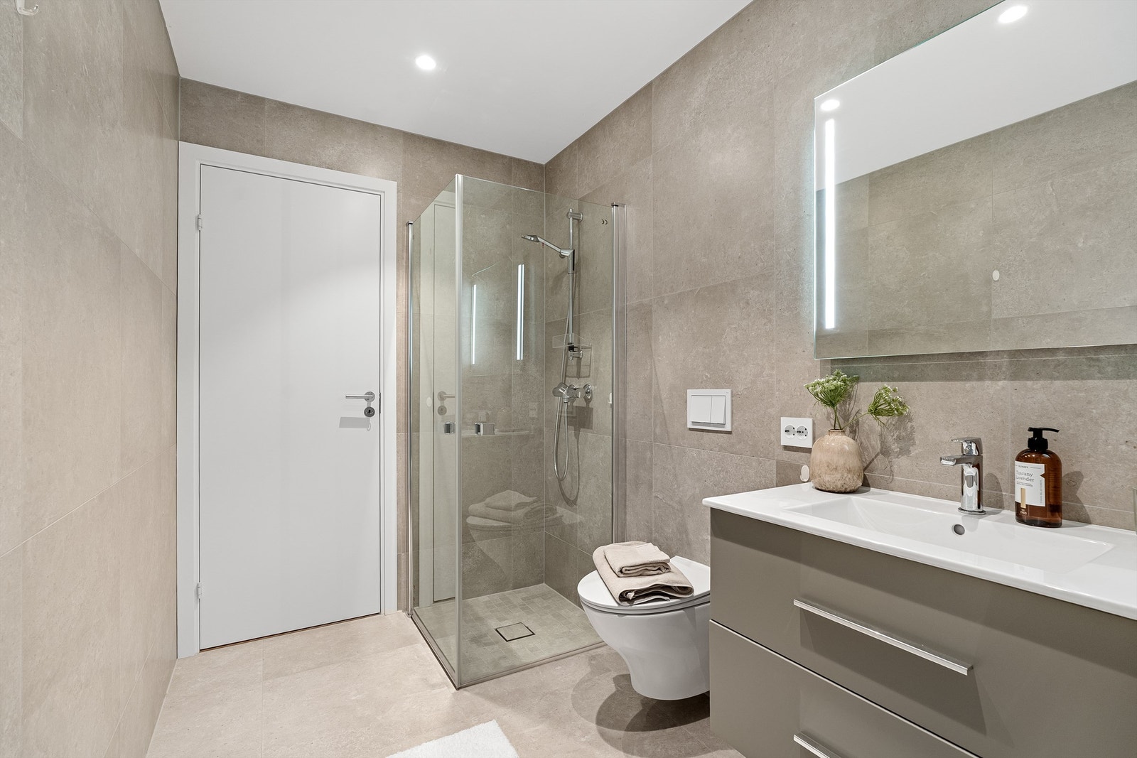 Det er også en flott dusjnisje med innfellbare dører. Videre er det dør som leder ut til gangen slik at du har to innganger til badet. Galleribilde