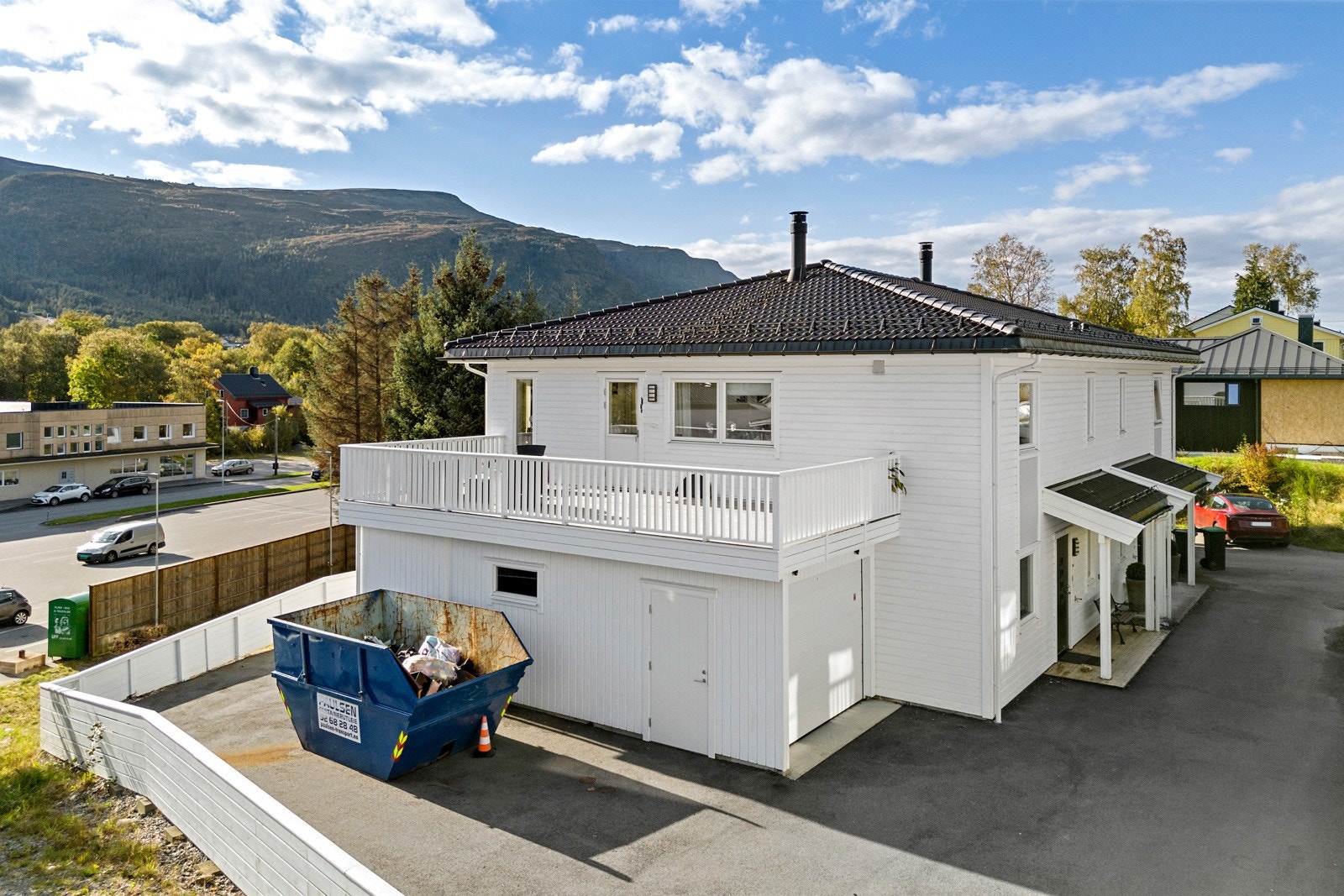 Den ligger sørvendt til, som kommer godt med når det er hele tre uteområder. Galleribilde