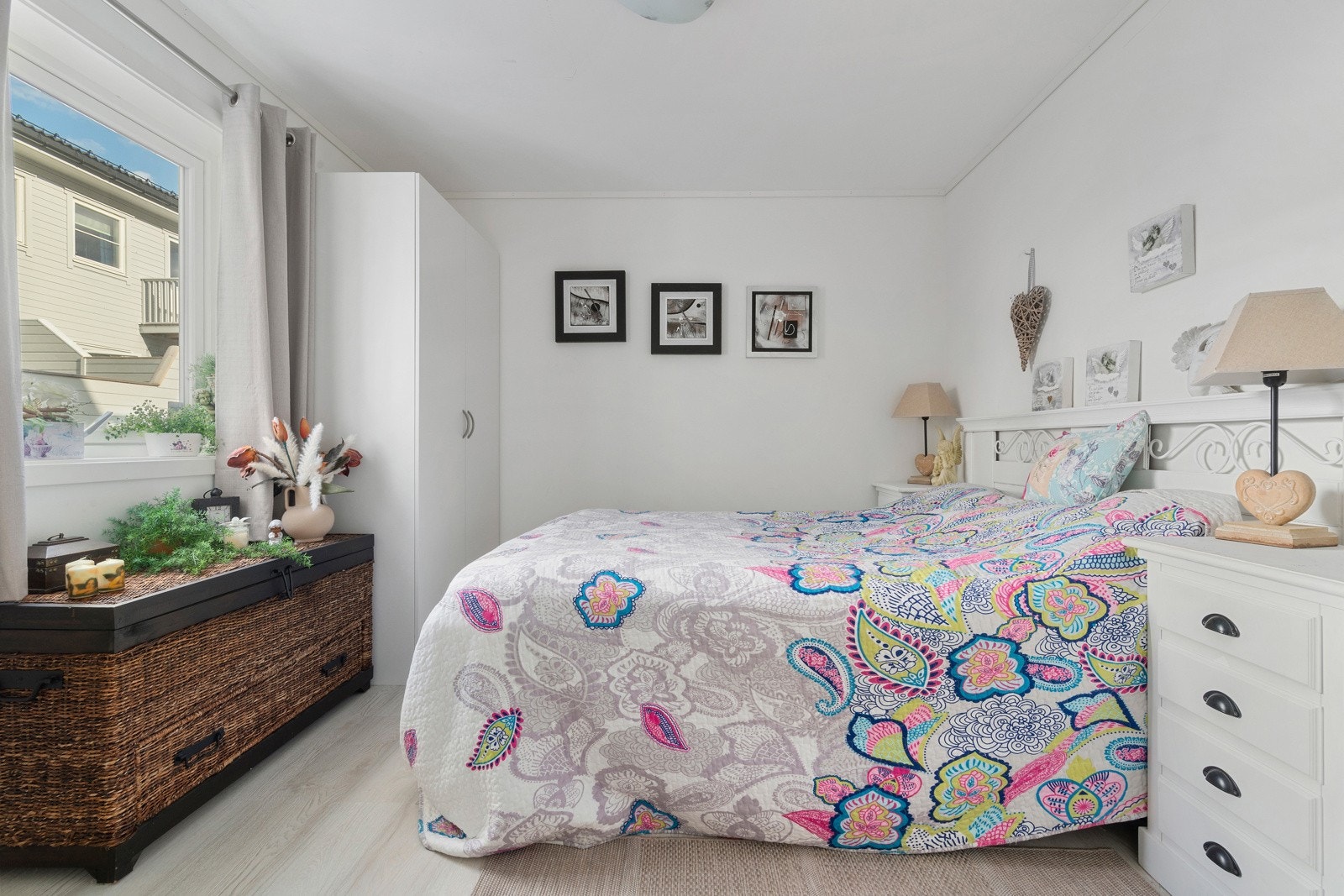 Det er tre soverom i boligen, alle i førsteetasje. Dette er hovedsoverommet. Galleribilde