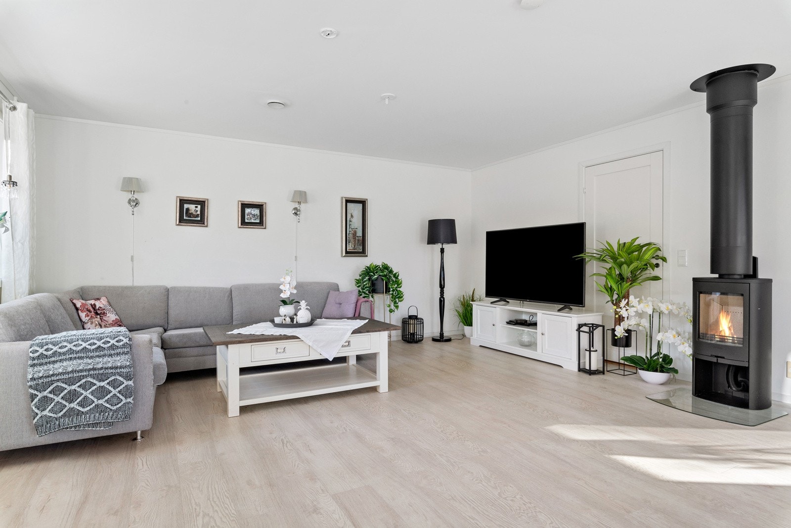 Stuen er svært romslig med lyse og fine overflater, med en koselig peis som gir god varme på vinterstid. Galleribilde