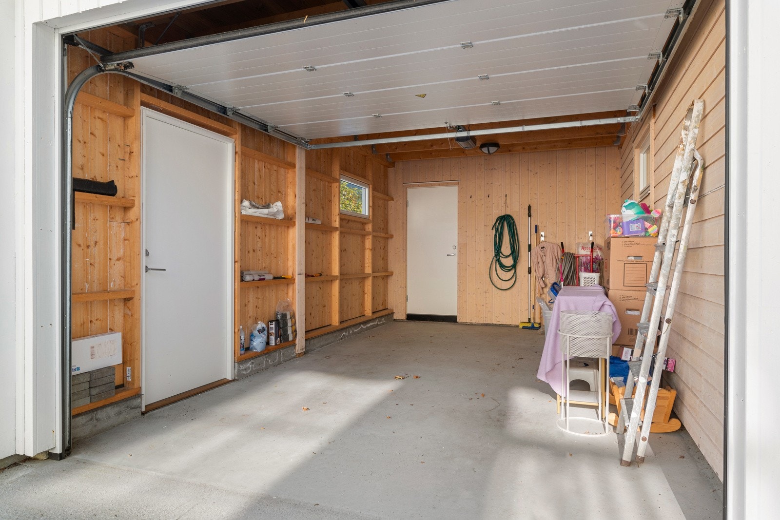 Bilen kan trygt parkeres i garasjen, som er beskrevet som carport på tegningene. Galleribilde