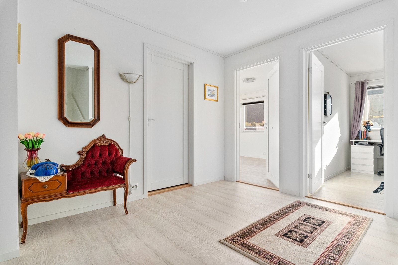 Første inntrykket beskriver boligen godt, med lyse og stilrene overflater. Galleribilde