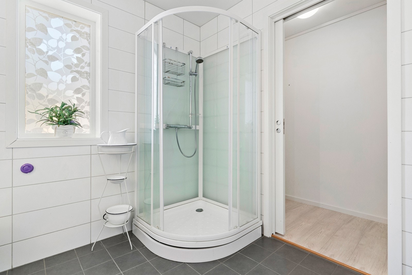 - dusjkabinett i hjørnet. Galleribilde