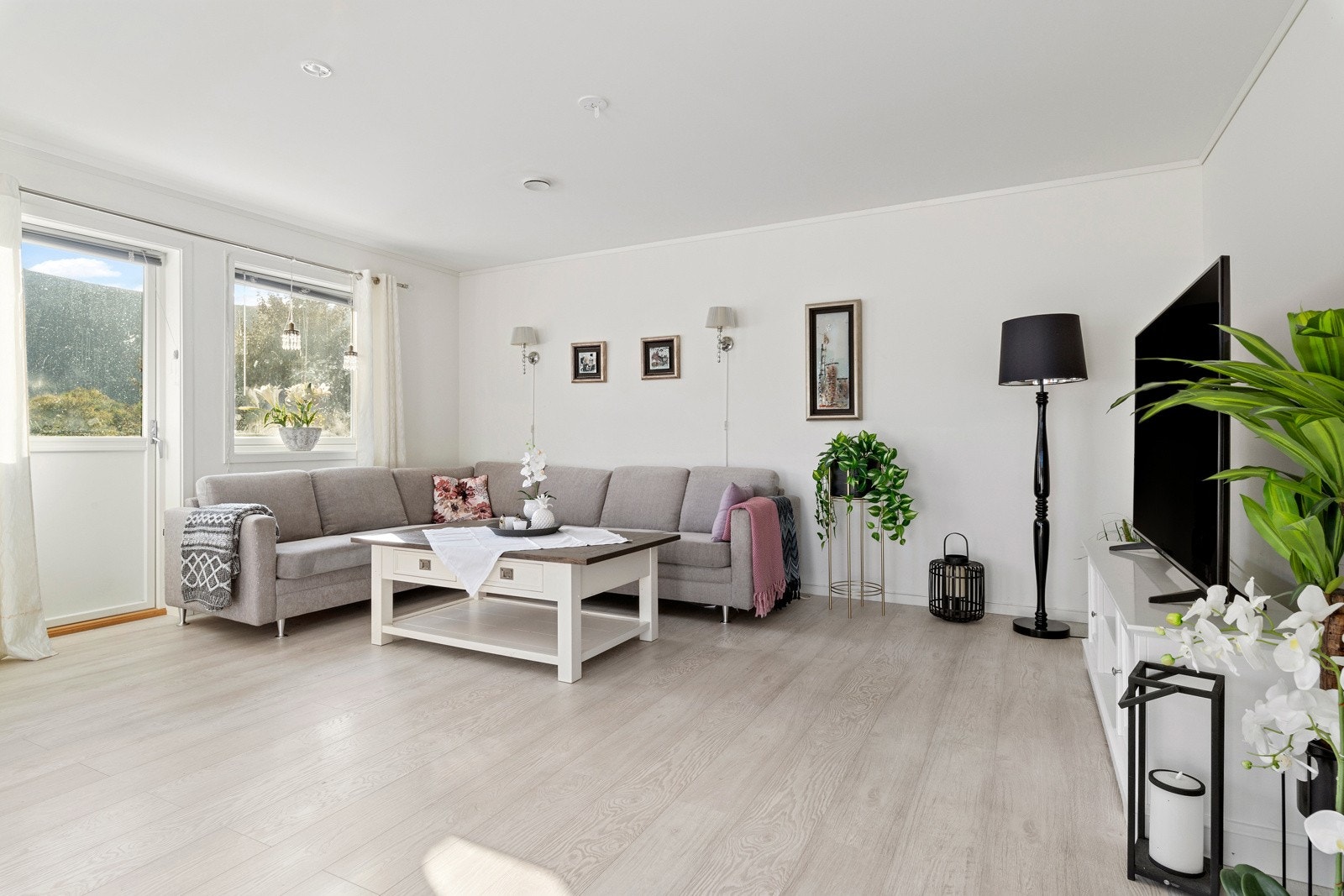 Vi begynner i boligens andre etasje, hvor man har en stor stue i åpen løsning med kjøkkenet. Galleribilde