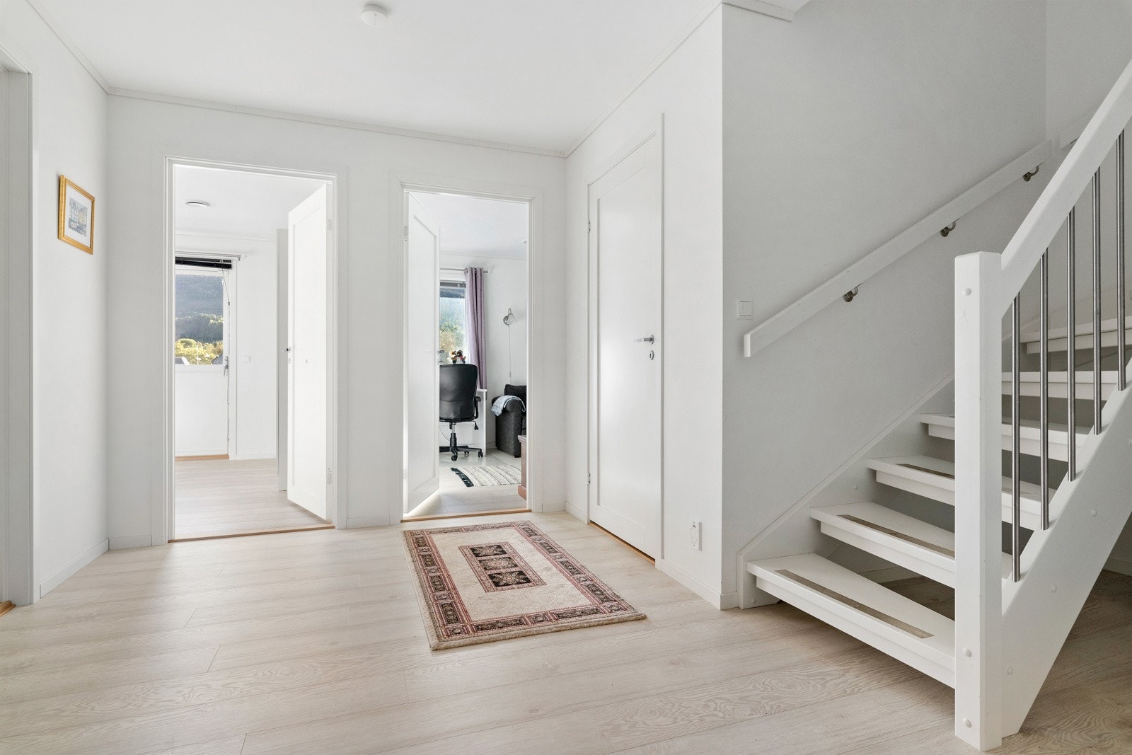 Det kan også laget til med garderobeskap under trappen. Galleribilde