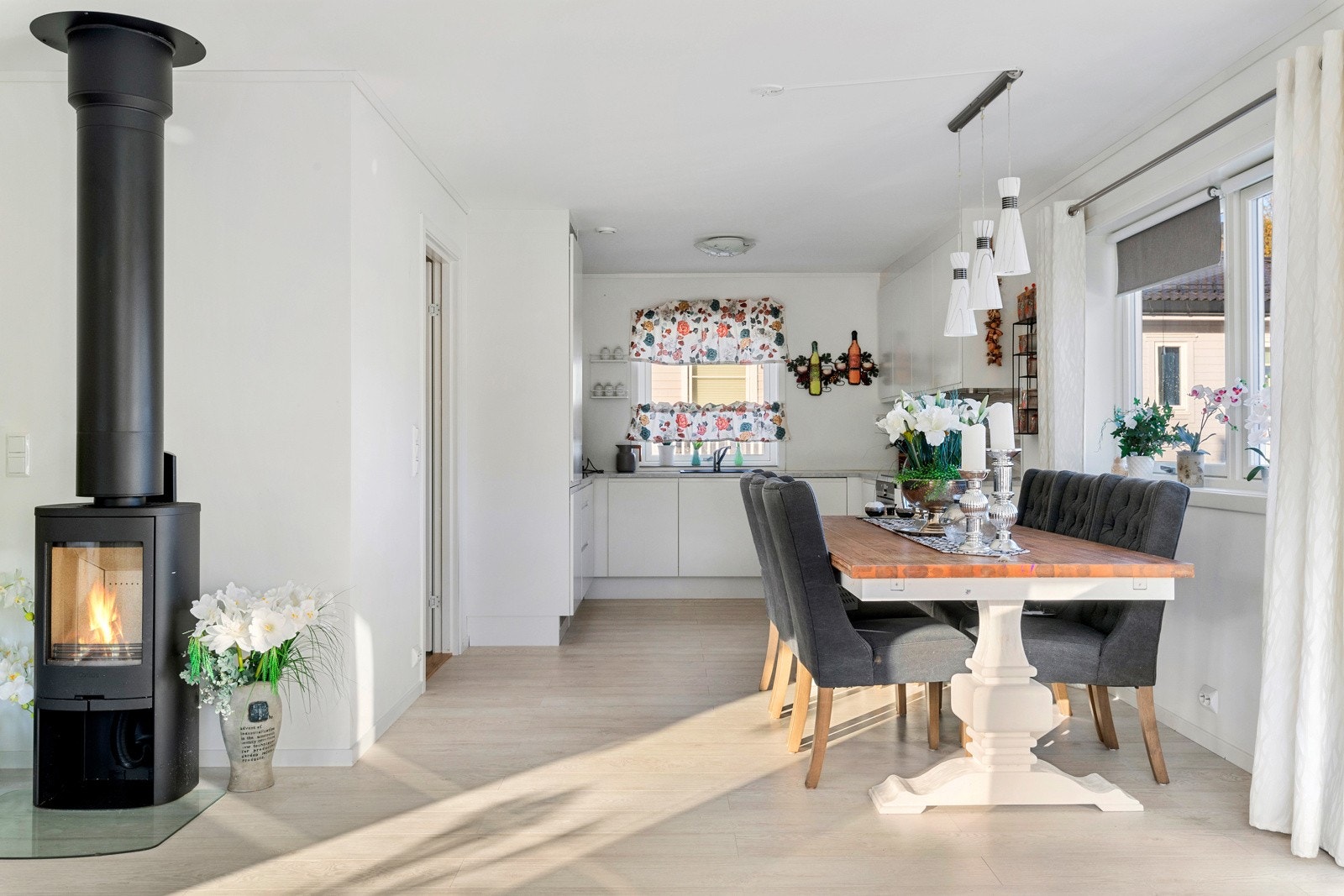 Kjøkkenet er plassert i hjørnet, med plass til spisestue i forkant. Galleribilde