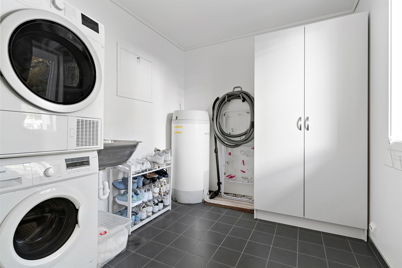 Vaskerommet ligger vegg i vegg med badet, og har opplegg for vaskemaskin og tørketrommel. Galleribilde