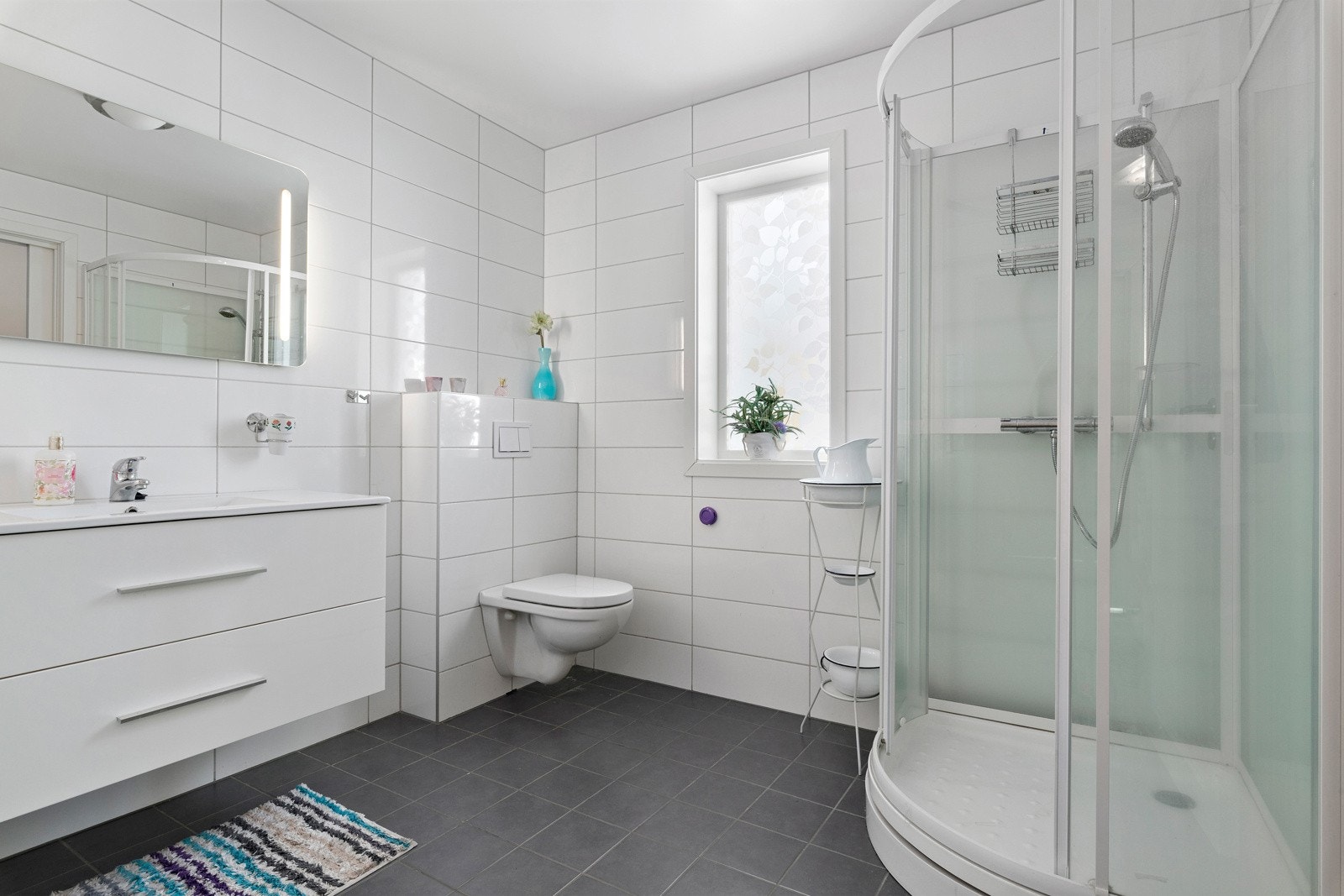 Det er er bad i begge etasjene, her er badet i andre etasje. Galleribilde