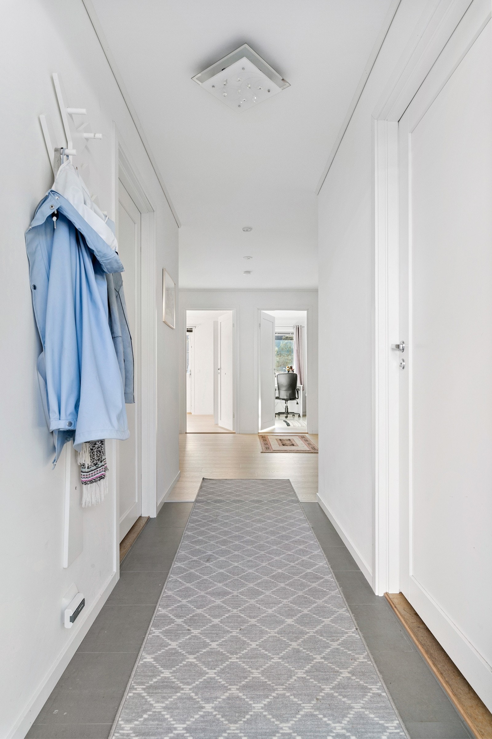 Gangen er flislagt med varmekabler i gulvet, Galleribilde