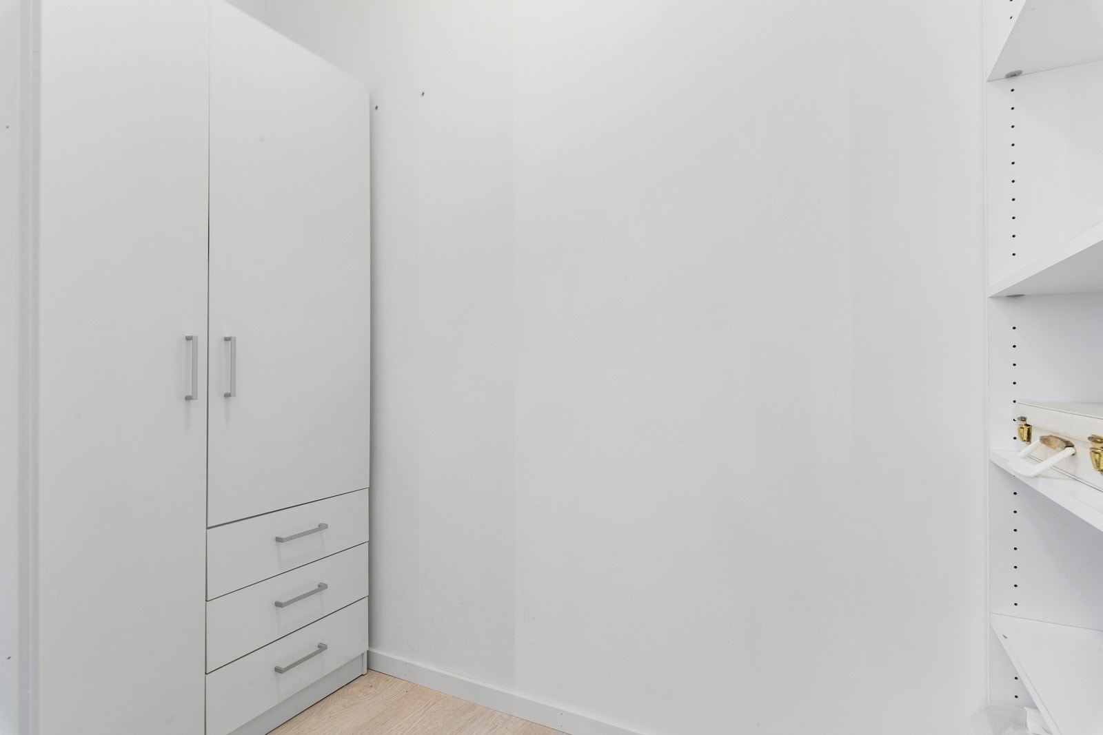 Bod, med god plass til oppbevaring eller garderobe. Galleribilde