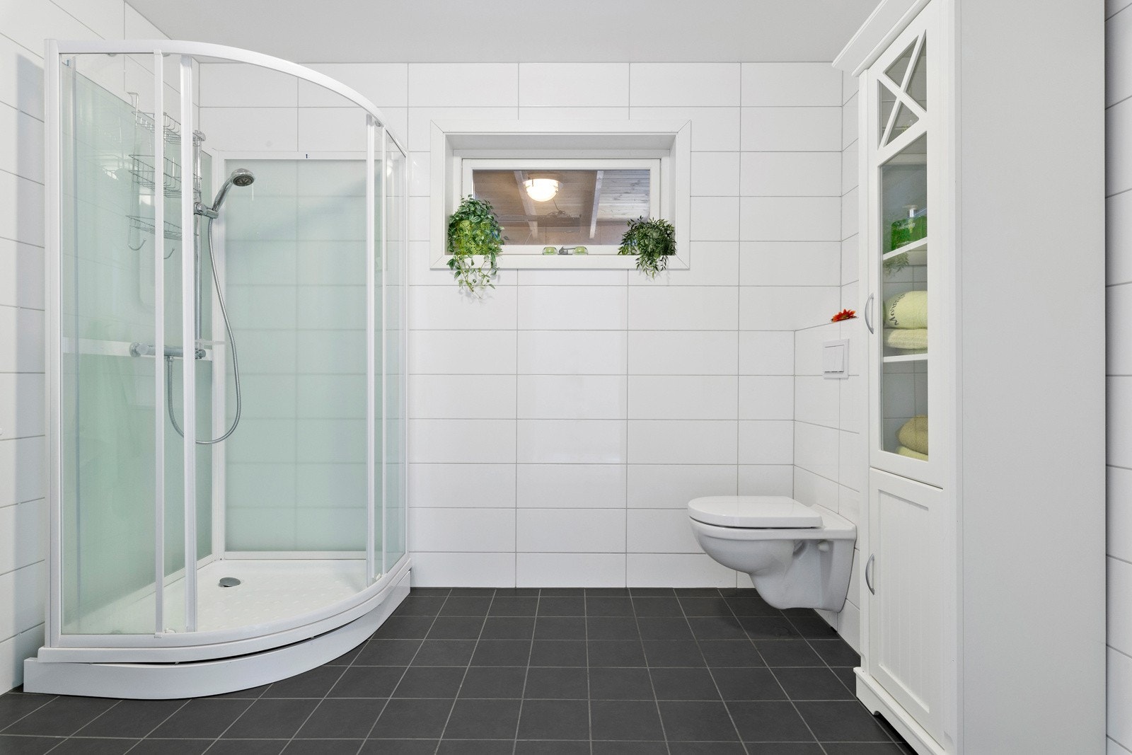 Badet i første etasje er også flislagt med varmekabler i gulvet. Galleribilde