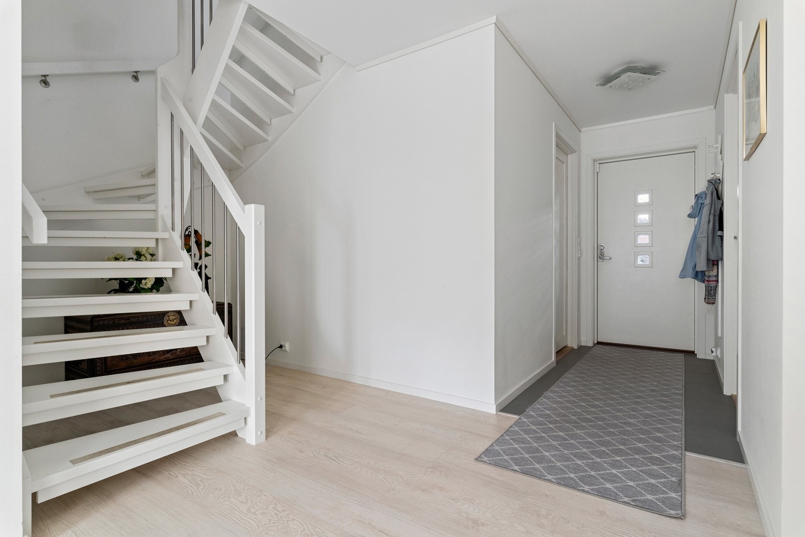 Her kommer man inn til en fin og romslig gang. Galleribilde