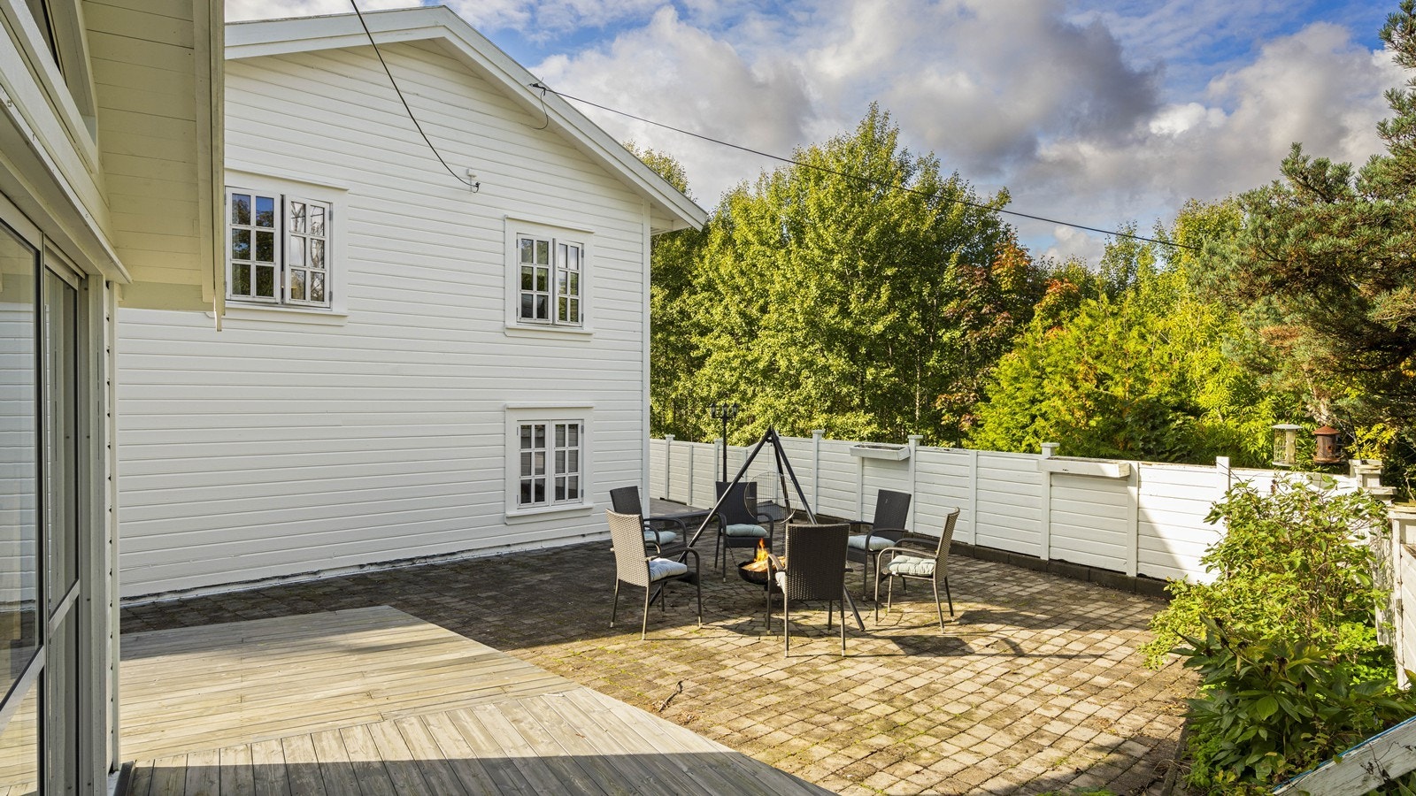 Boligen har solrike og fine utemårder på terrasser og område med belegningsstein Galleribilde