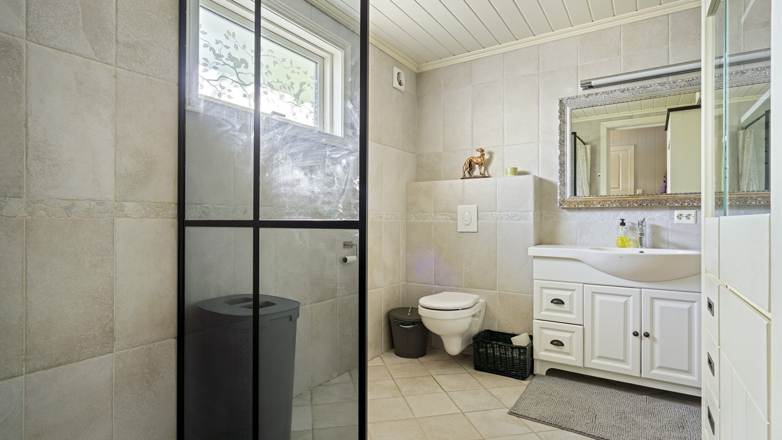 Lys og pent bad fra 2015 av fin størrelse Galleribilde