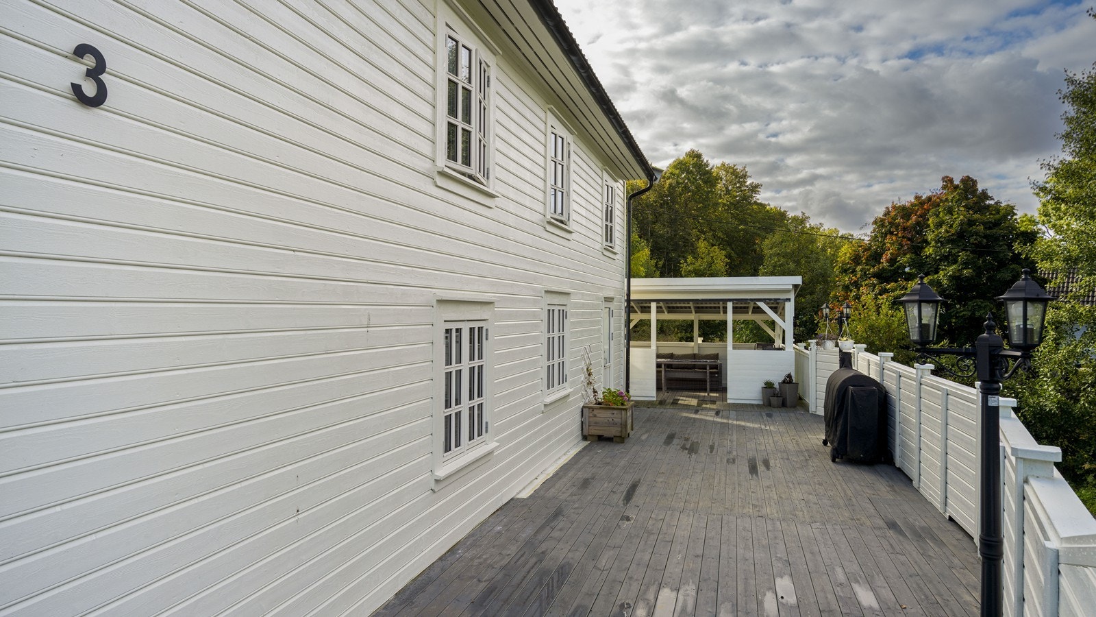 Boligen er oppgradert i 2012 med ny kledning, etterisolering, påbygg og skift av de fleste vinduer. Galleribilde