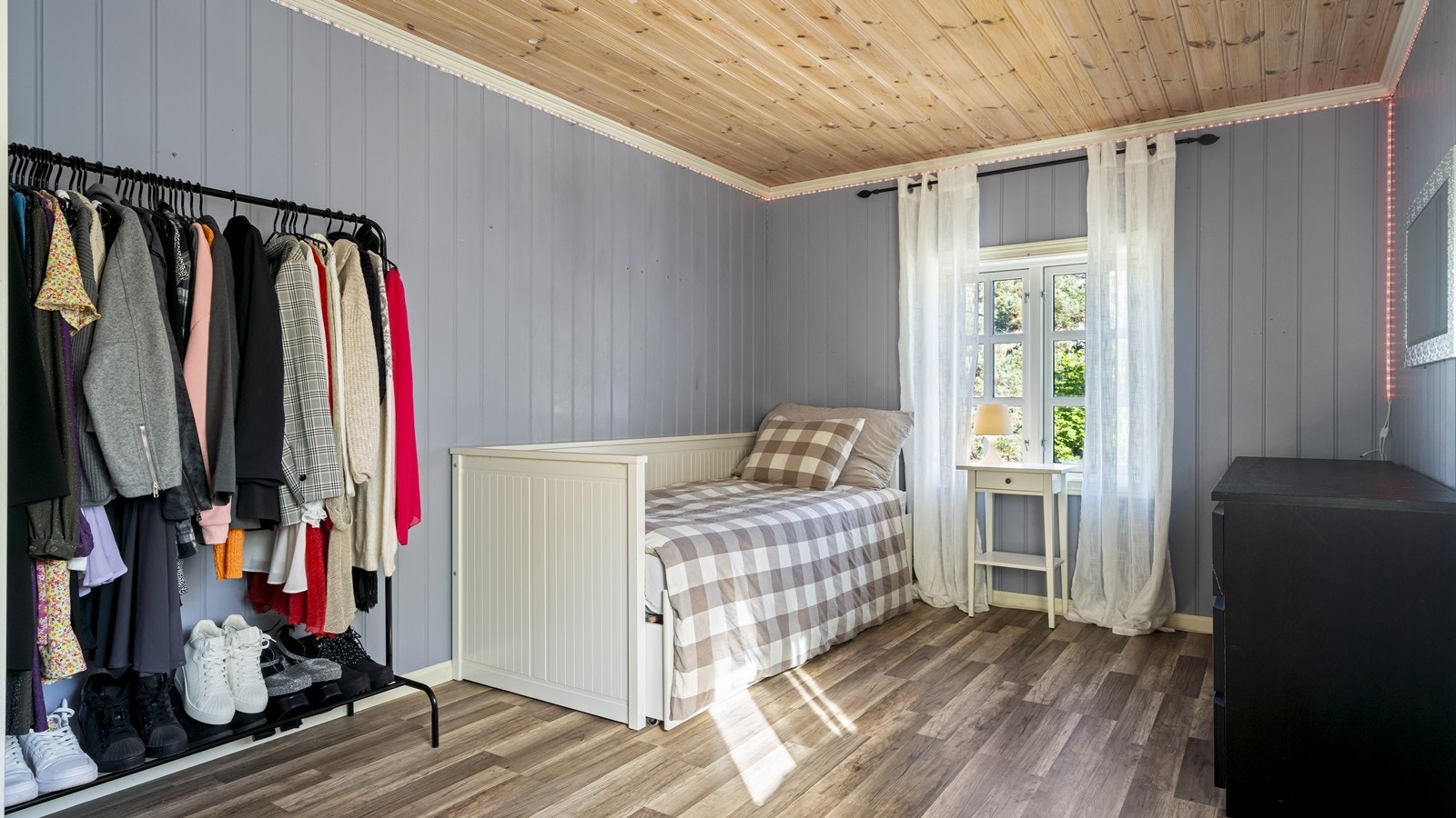 Romslig soverom med god plass til seng og øvrig møblement Galleribilde