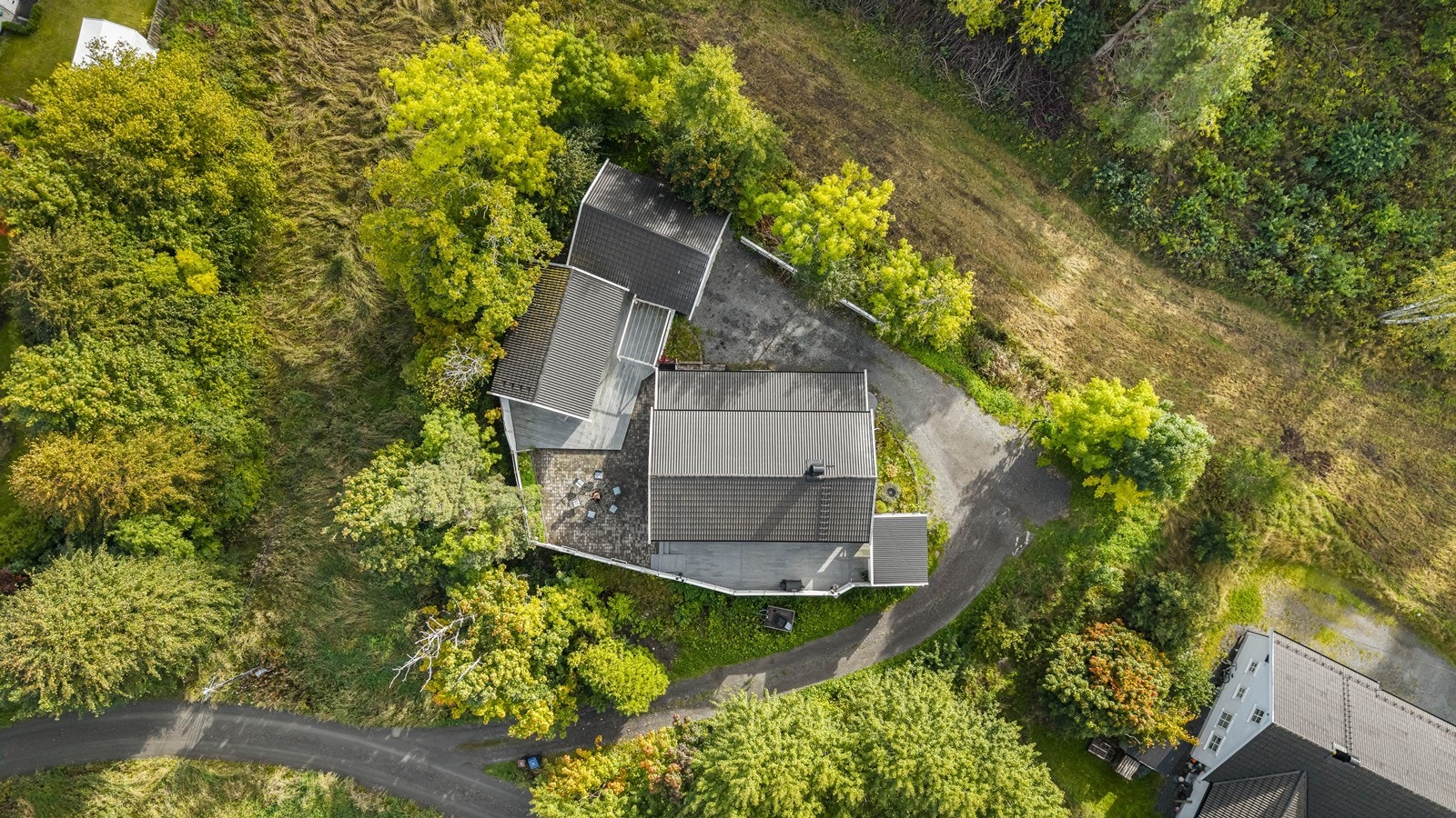Tomten er omkranset av natur Galleribilde