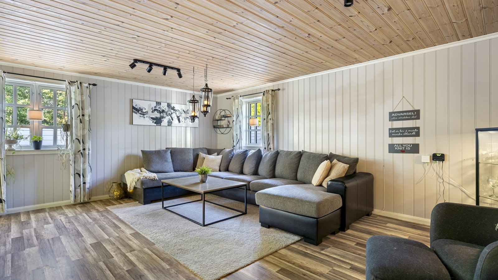 I tv-stuen er det god plass til stor sofagruppe og øvrig møblement Galleribilde