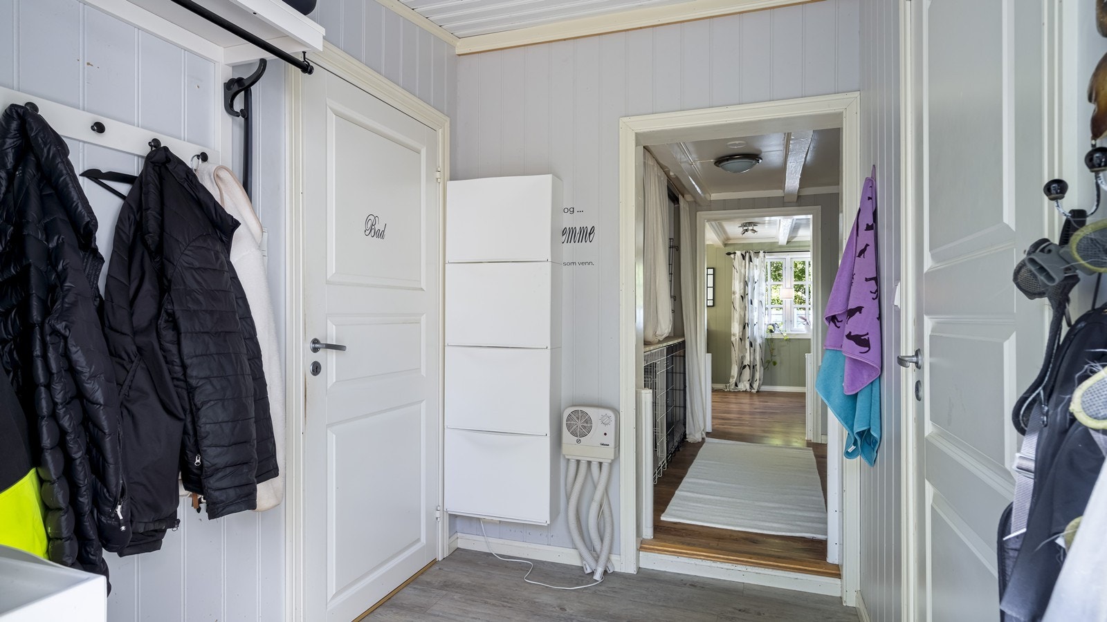 Fra entréen er det adkomst til vaskerom og bad Galleribilde