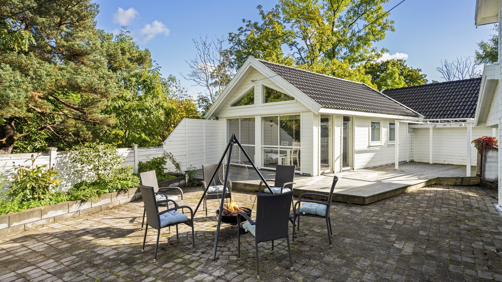 Tomten ligger usjenert og fint til omkranset av skog og vekst Galleribilde