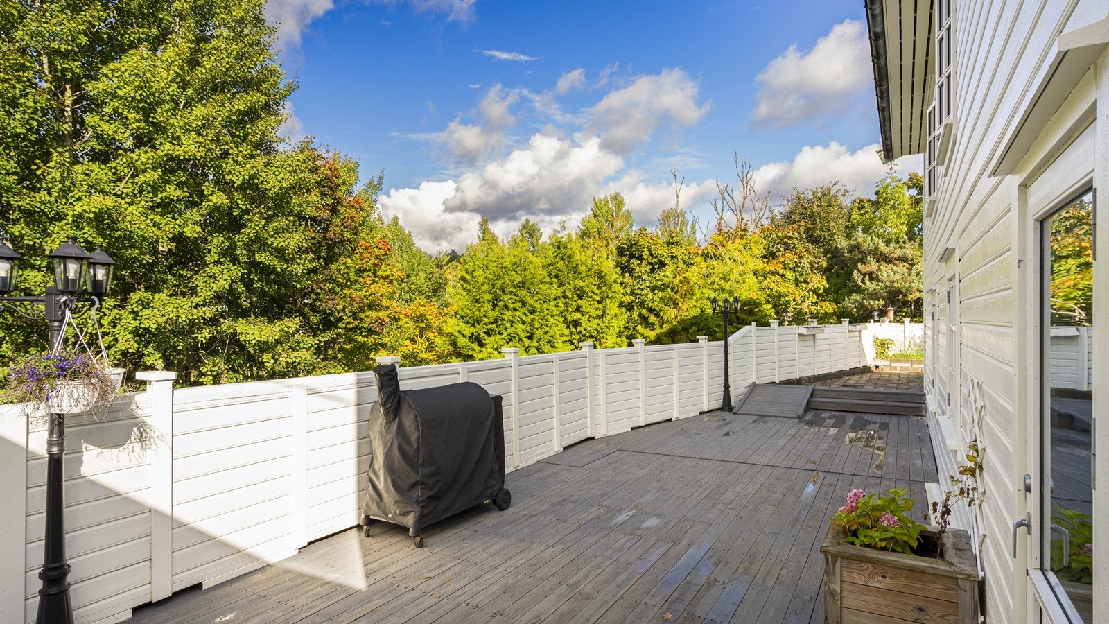 Foran stuene er det adkomst til flott terrasseområde som strekker seg begge retninger Galleribilde