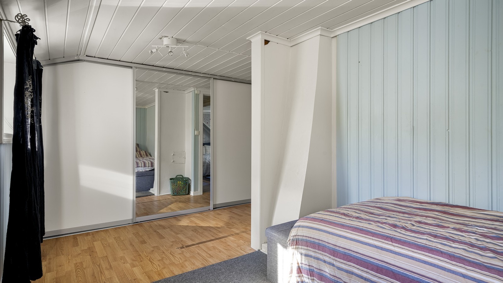 Stor skyvedørsgarderobe med god oppbevaring Galleribilde