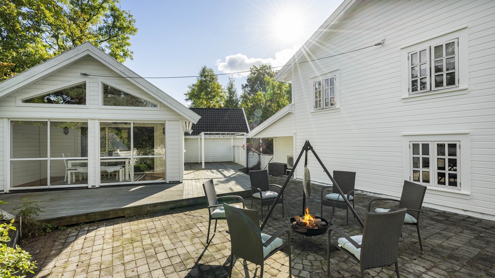 Det er oppført en flott sommerstue/ anneks. Tiltaket er ikke byggesøkt/ godkjent hos kommunen. Galleribilde