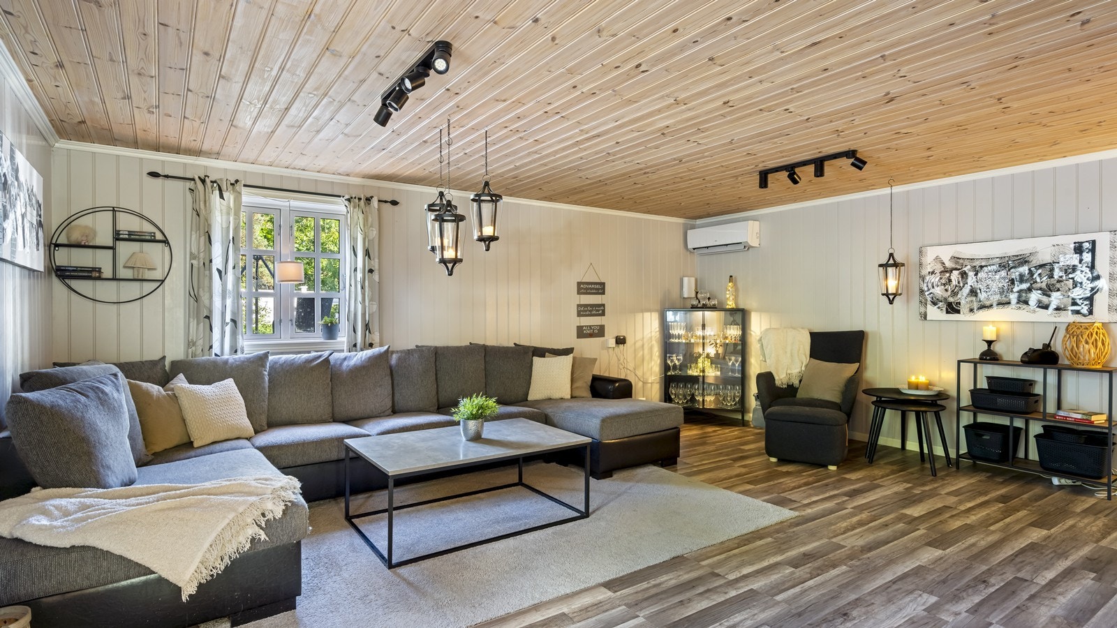 Fra stuen er det adkomst til romslig og fin tv-stue med varmepumpe Galleribilde