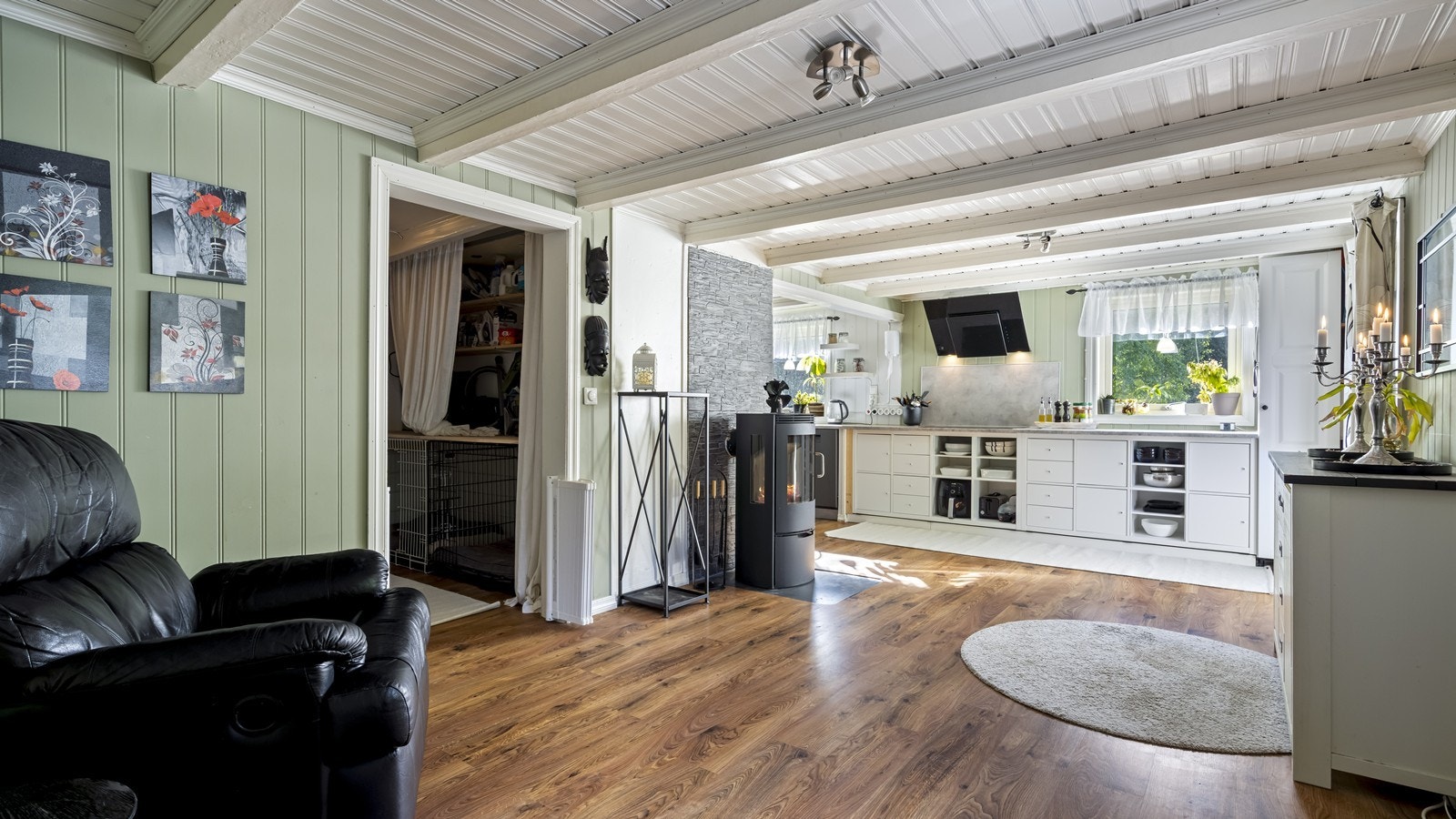 Ved spisestue/ kjøkken er det hyggelig og stemningsskapende peisovn Galleribilde