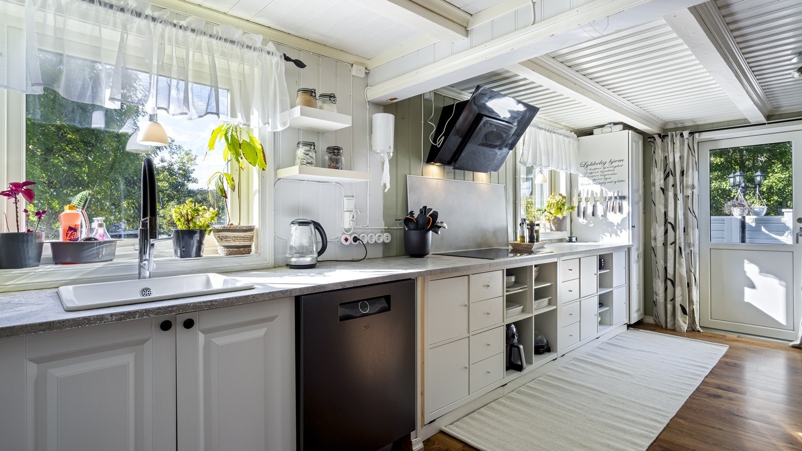 Kjøkkenet har godt med benkeplass og det er mange vindusflater som gir godt med naturlig lys Galleribilde