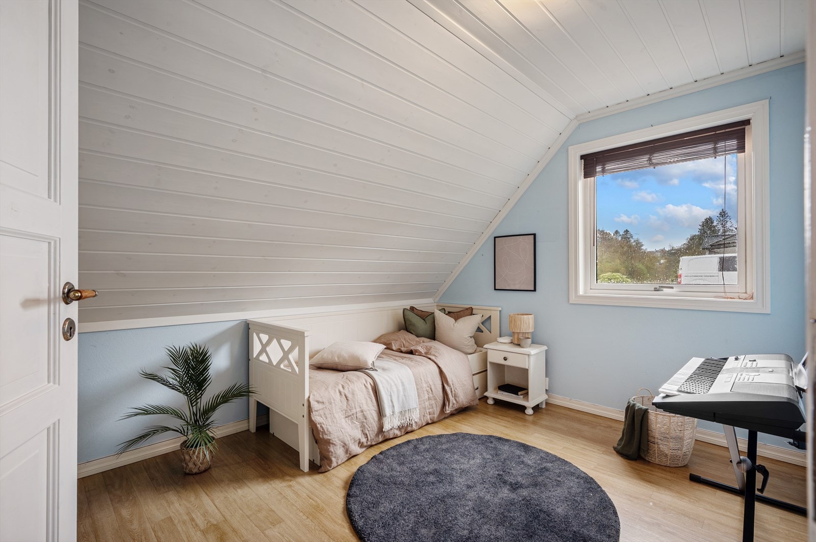 Soverom 3 har også god plass til ønsket møblering som seng, nattbord og oppbevaringsmøblement. Galleribilde