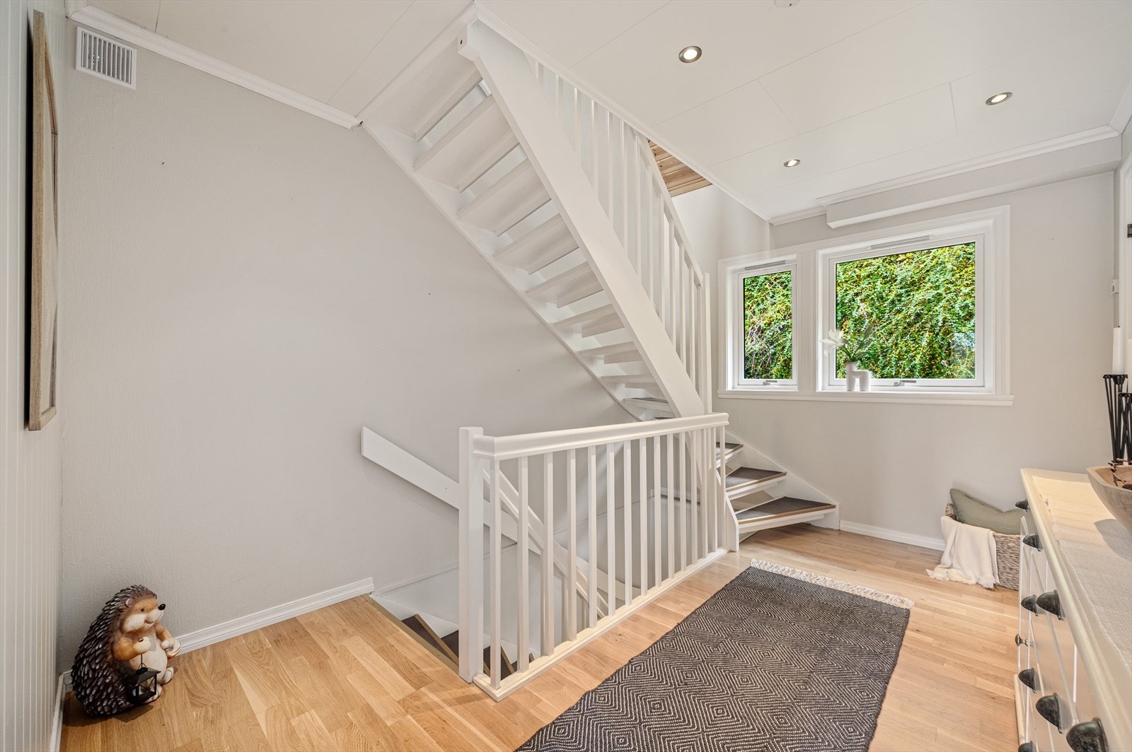 Fra gangen i hovedetasjen er det trapp opp til loftsetasjen og ned til underetasjen. Galleribilde