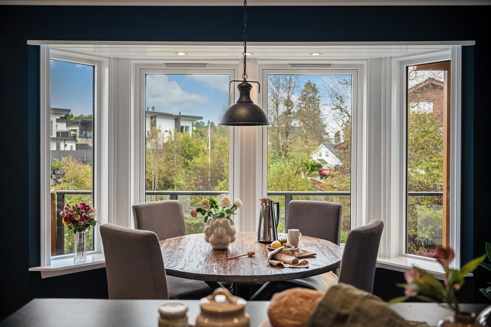 Det er plass til møblering av spisebordsgruppe på kjøkken. Galleribilde