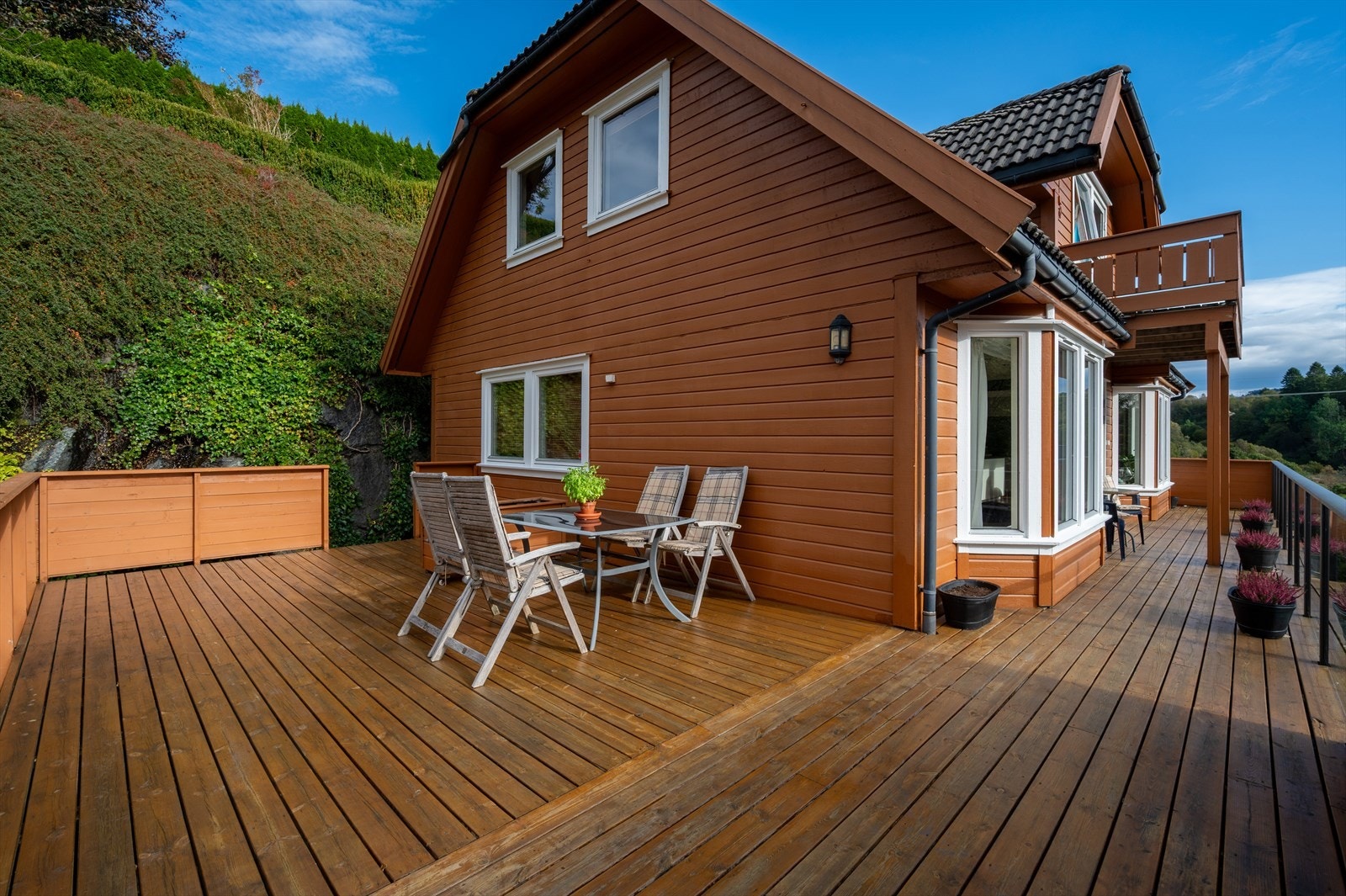Fra stuen er det utgang til en herlig sør-vestvendt terrasse på ca. 55,2 m². Galleribilde